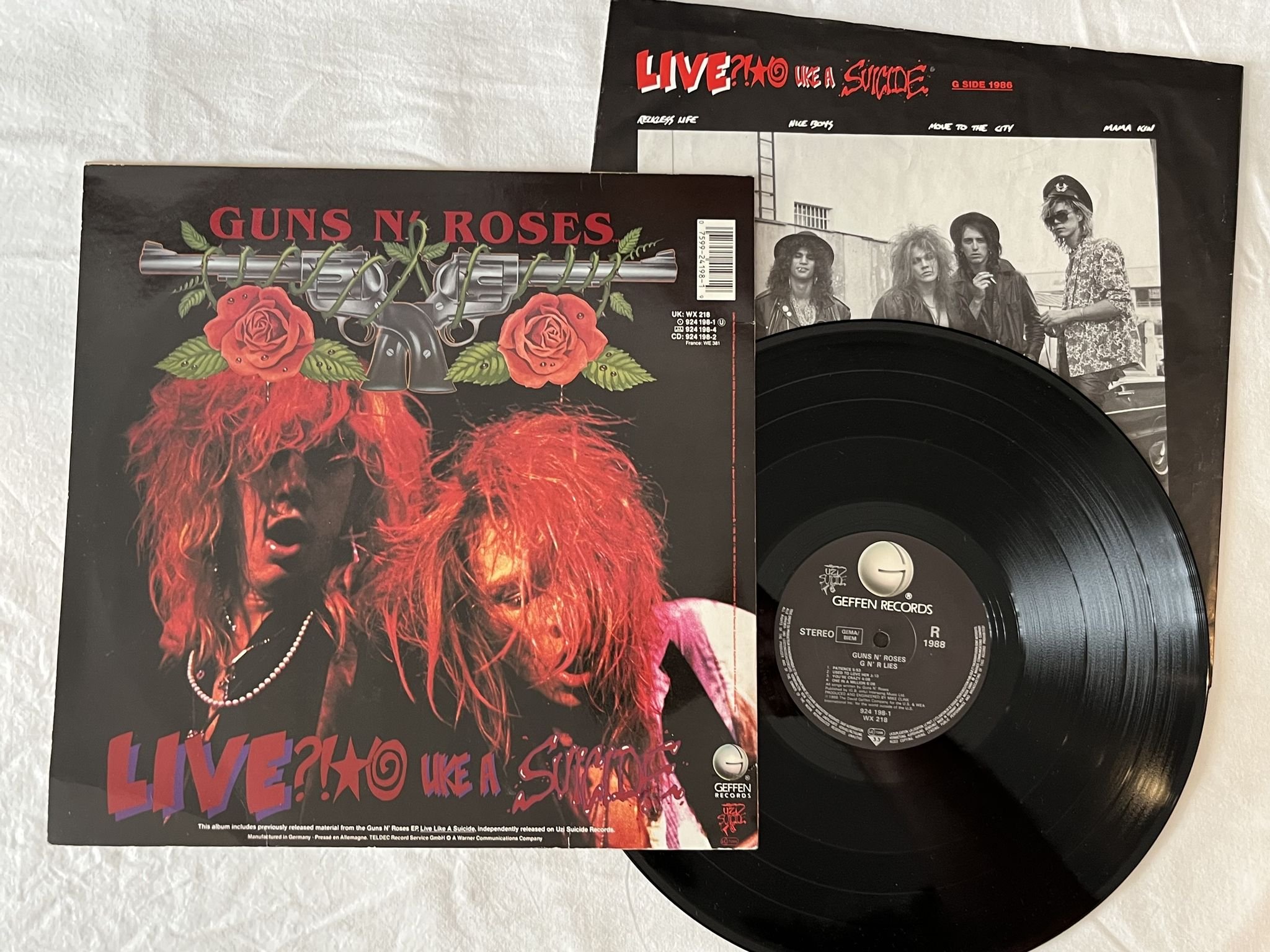 Omslagsbild för skivan GUNS N ROSES G n R lies LP -86 Ger GEFFEN 924 198-1 ** UNCENSORED INNER **