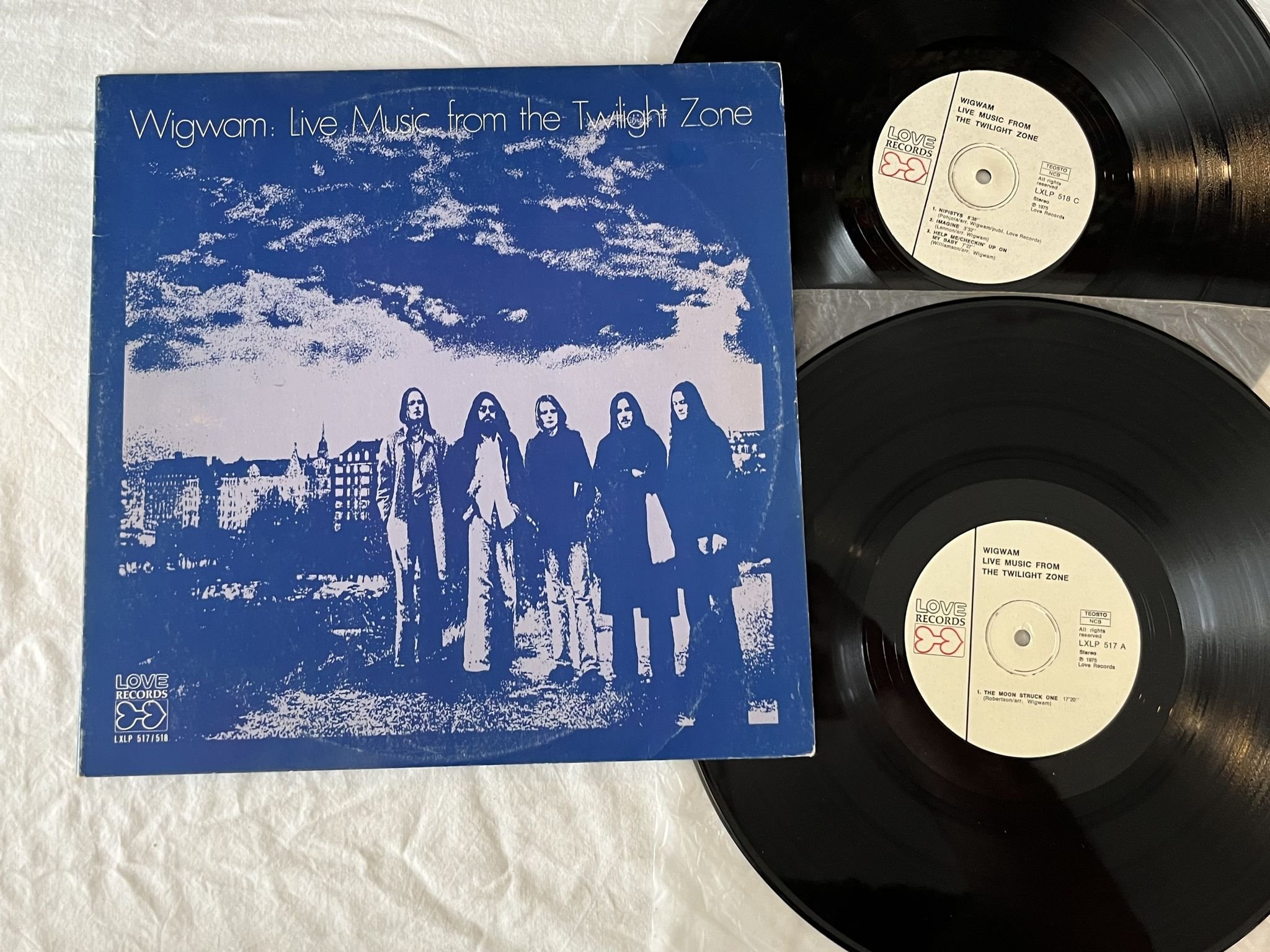 Omslagsbild för skivan WIGWAM Live Music From The Twilight Zone 2xLP -75 Finland LOVE LXLP 517/518
