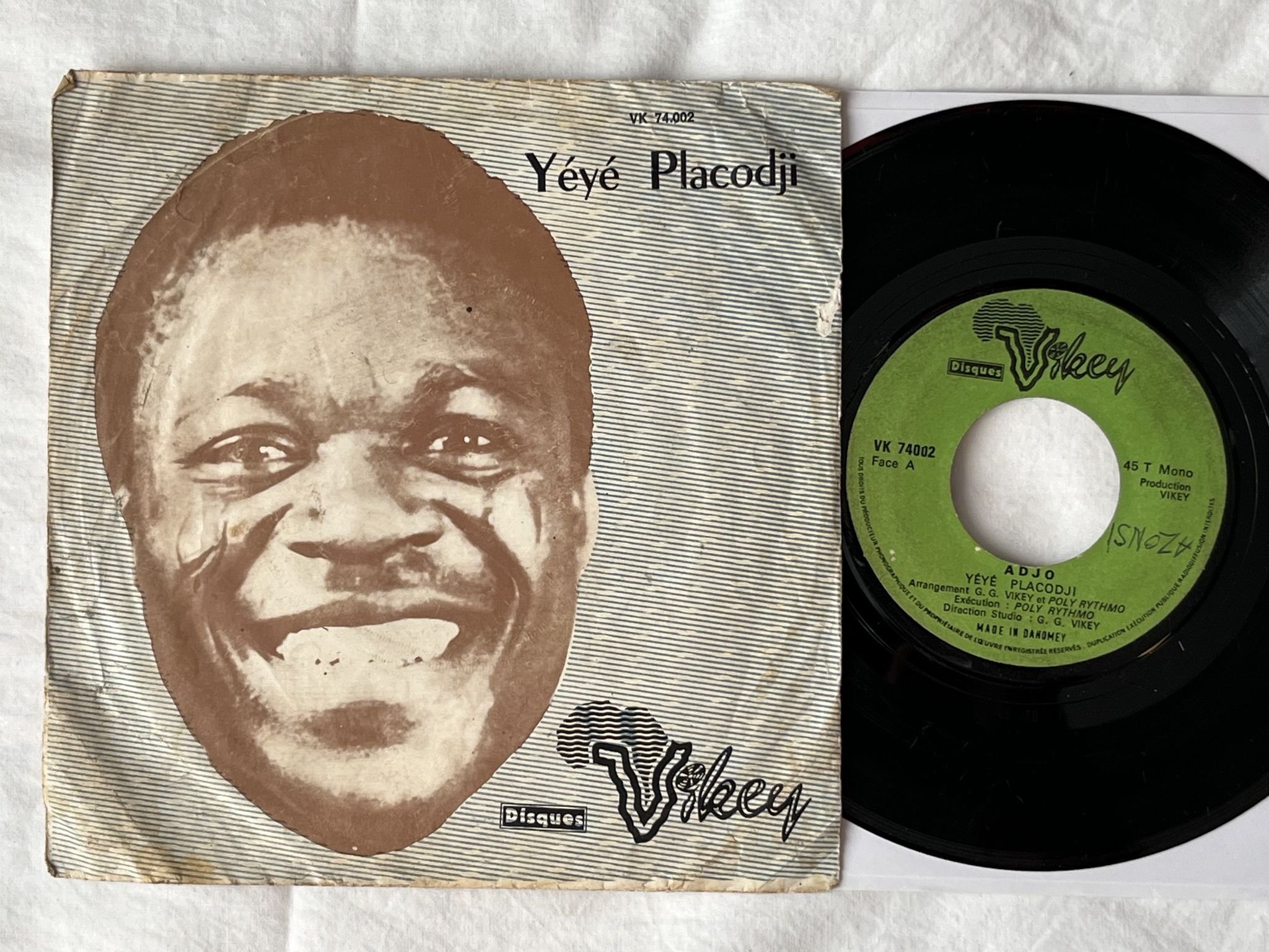 Omslagsbild för skivan Yéyé Placodji – Adjo 7" Dahomey Disques Vikey – VK 74002 ** AFROBEAT **