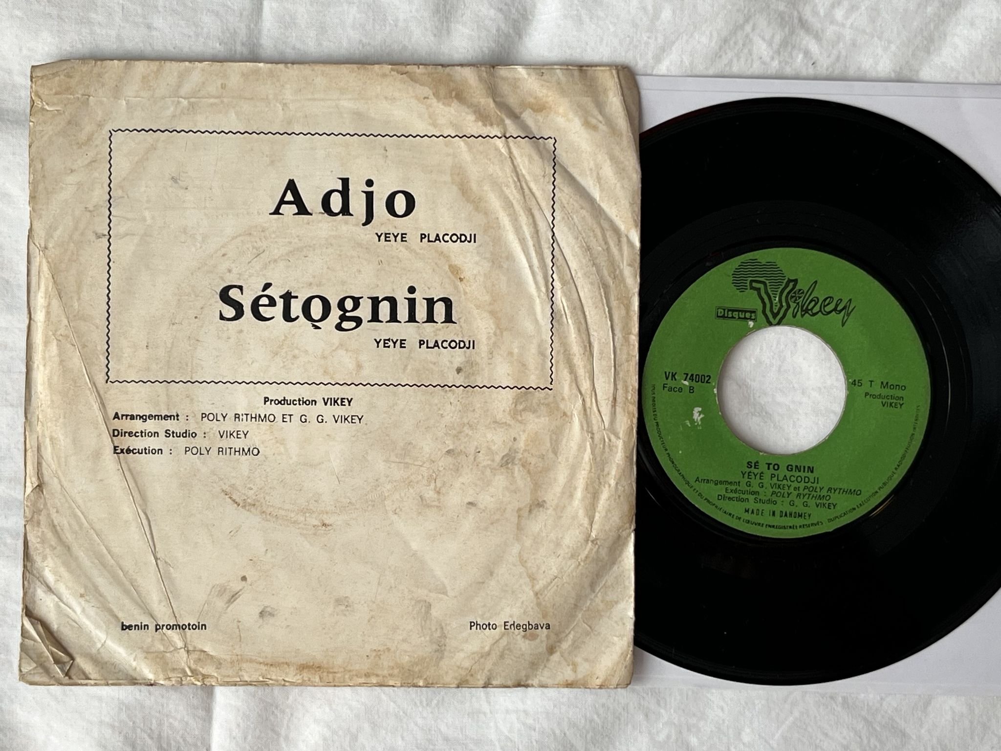 Omslagsbild för skivan Yéyé Placodji – Adjo 7" Dahomey Disques Vikey – VK 74002 ** AFROBEAT **