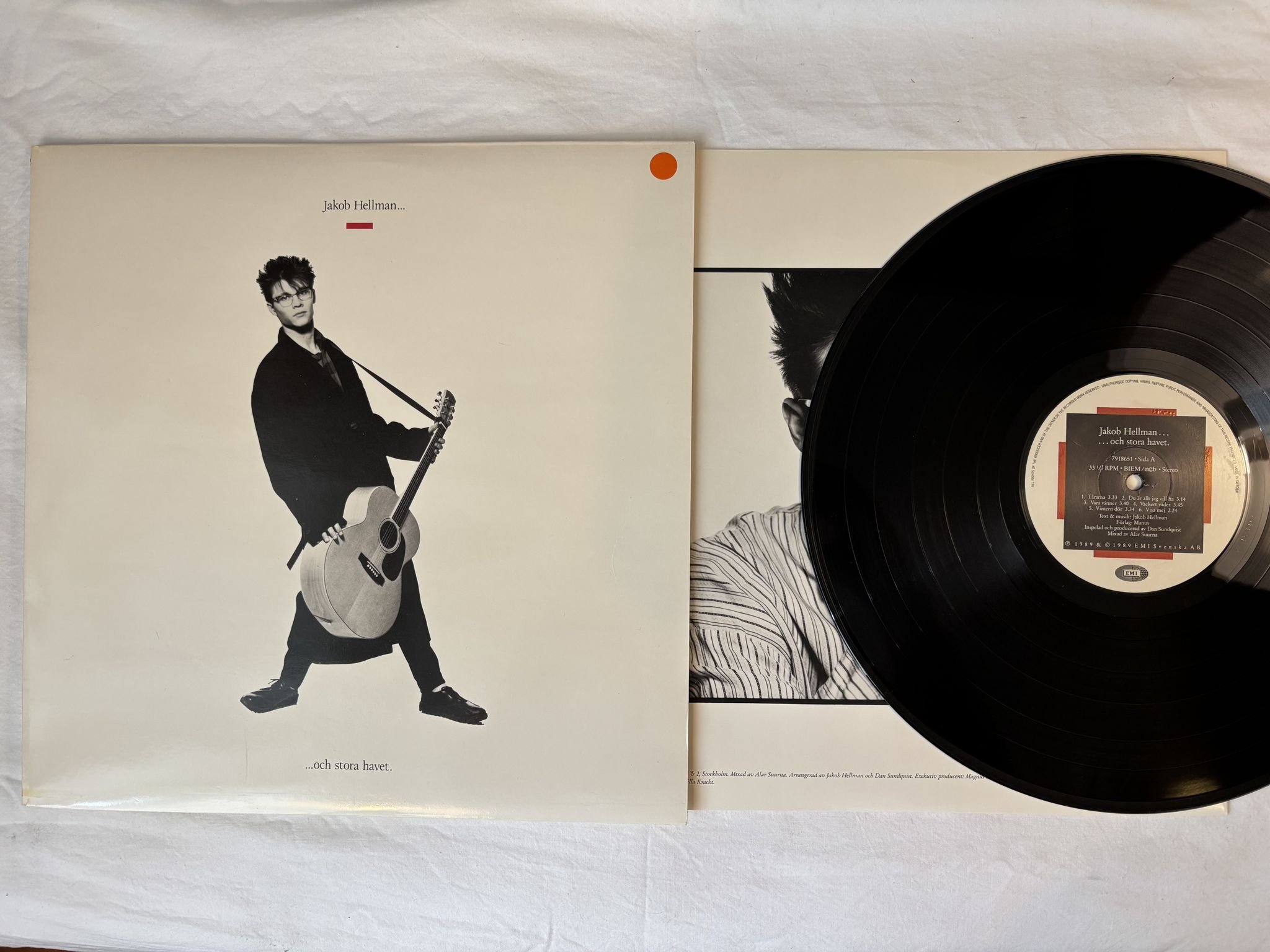 Omslagsbild för skivan JAKOB HELLMAN ...Och Stora Havet LP -89 EMI 7918651 ** VARA VÄNNER **