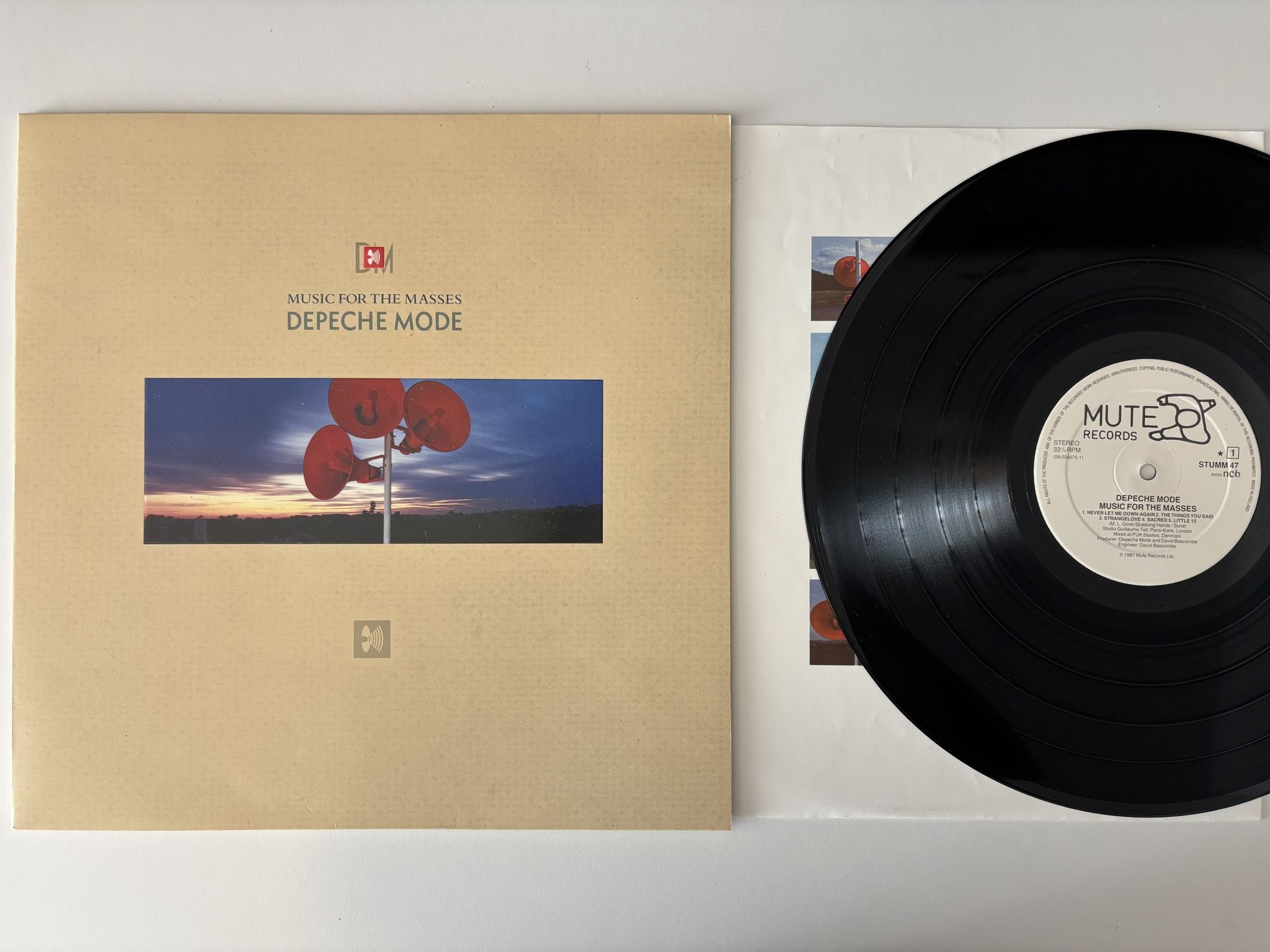 Omslagsbild för skivan DEPECHE MODE music for the masses LP -87 ncb MUTE STUMM 47