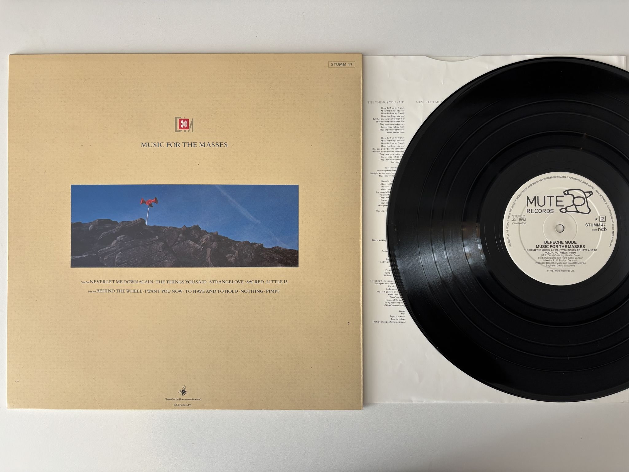 Omslagsbild för skivan DEPECHE MODE music for the masses LP -87 ncb MUTE STUMM 47