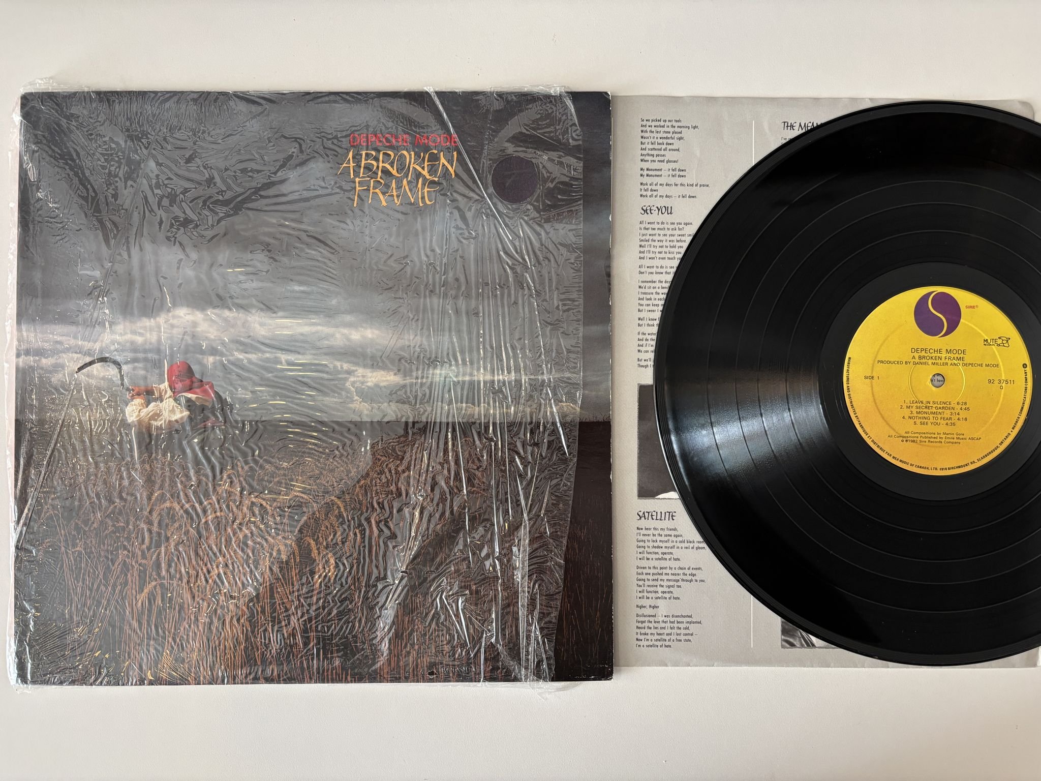 Omslagsbild för skivan DEPECHE MODE a broken frame LP -82 Can SIRE 9237511 Q