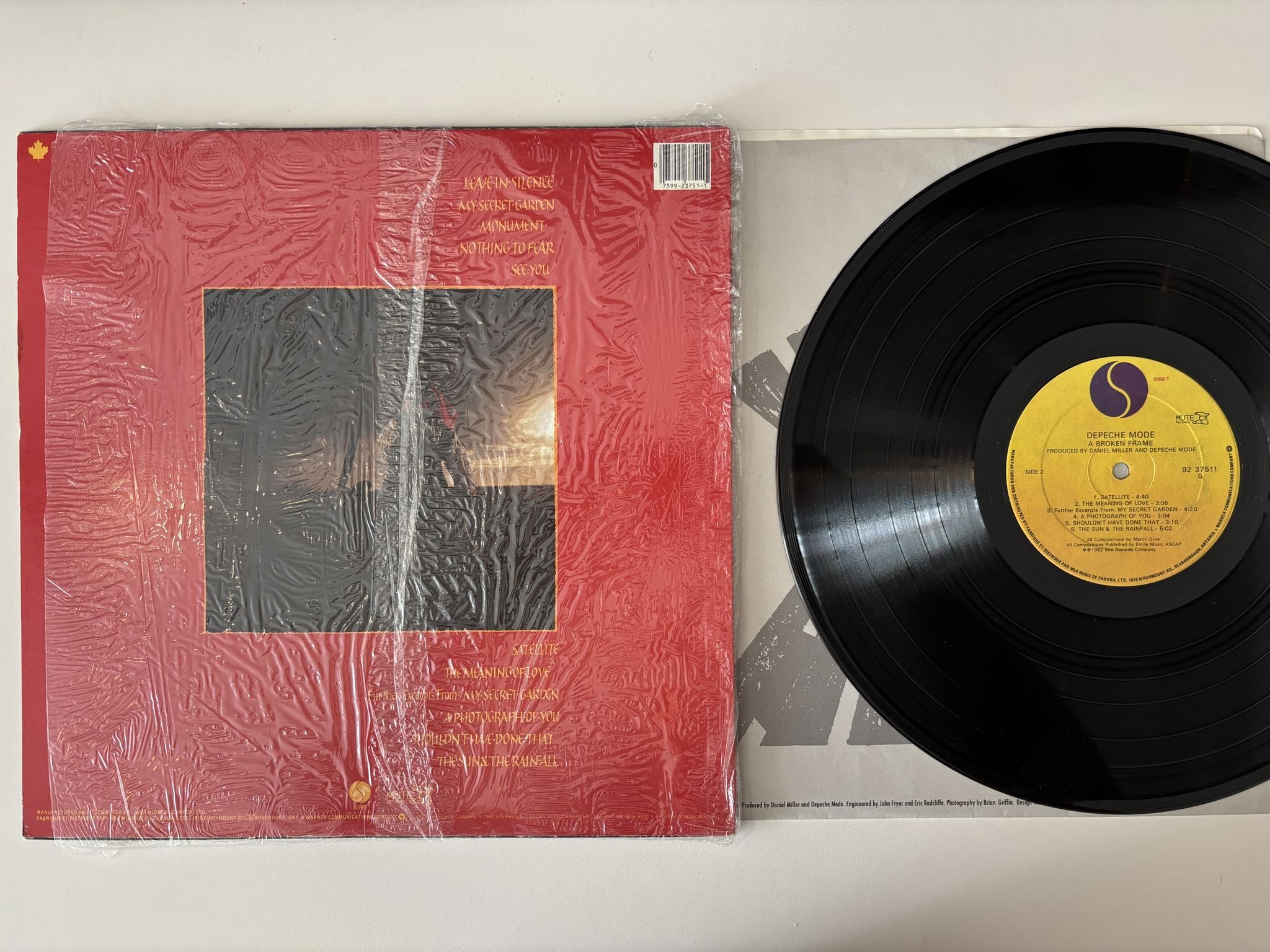 Omslagsbild för skivan DEPECHE MODE a broken frame LP -82 Can SIRE 9237511 Q