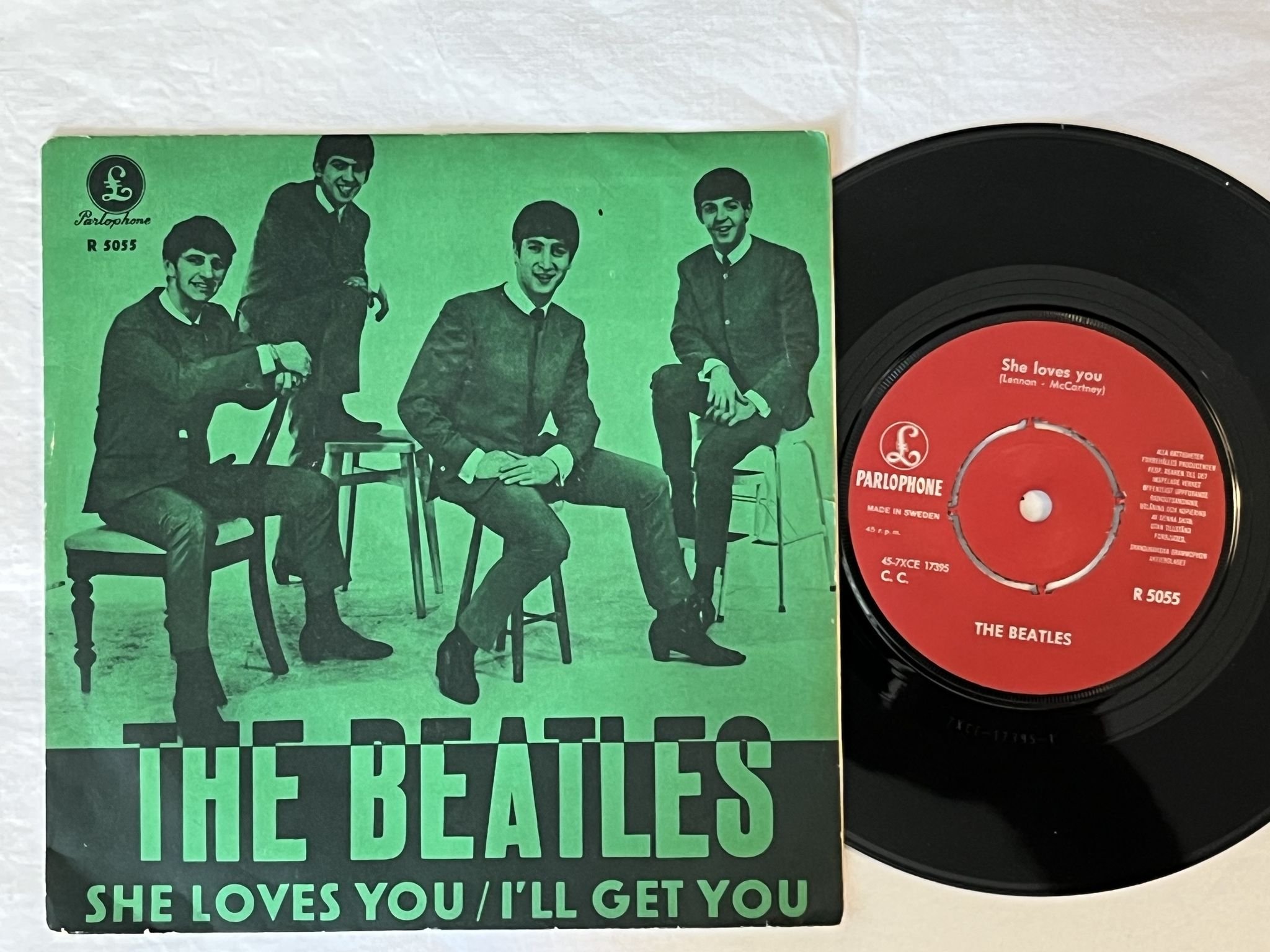 Omslagsbild för skivan THE BEATLES she loves you 7" -63 Swe PARLOPHONE R 5055