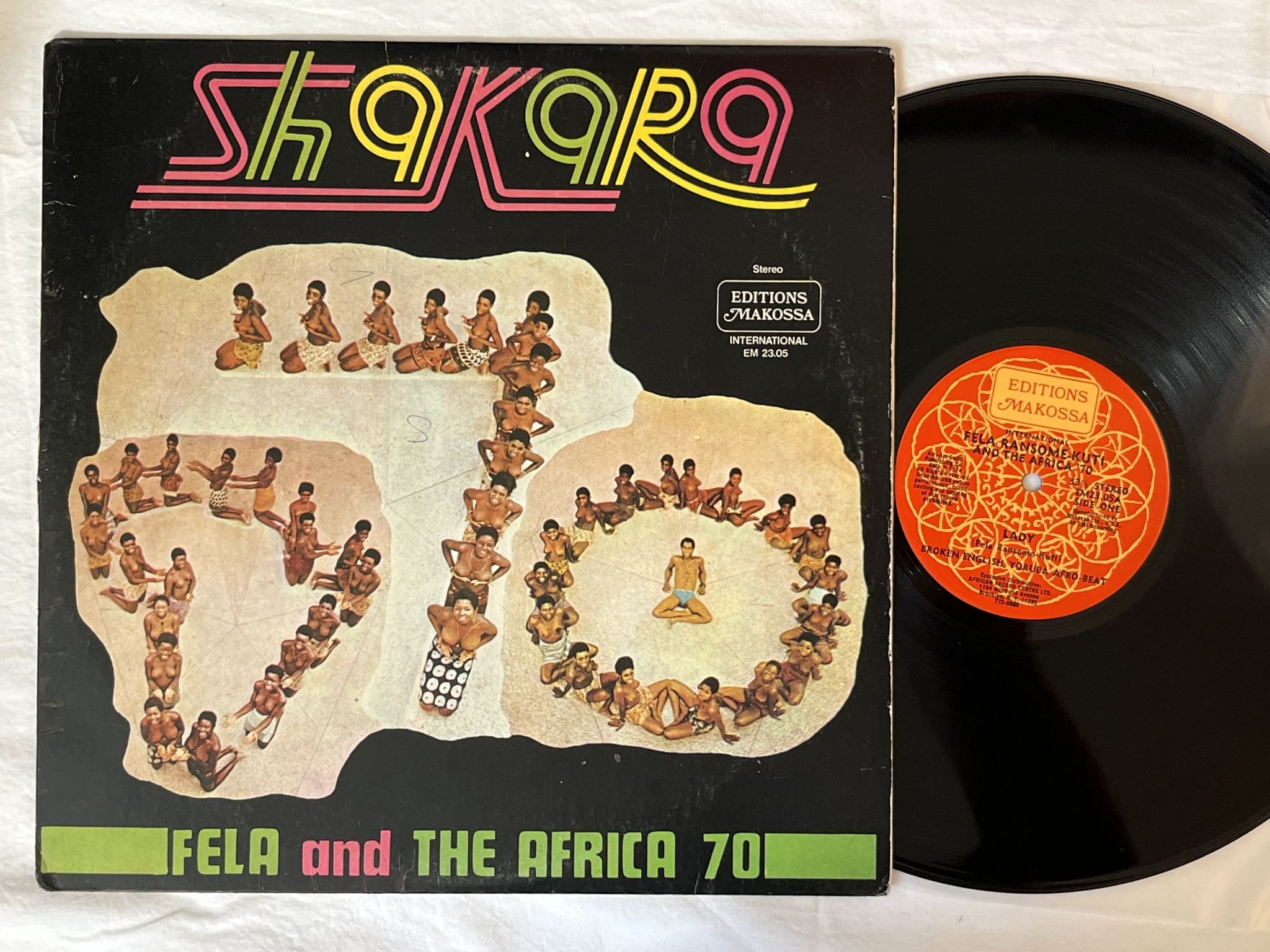 Omslagsbild för skivan FELA & THE AFRICA 70 Shakara LP -74 US EDITIONS MAKOSSA EM 2305 *** AFROBEAT ***