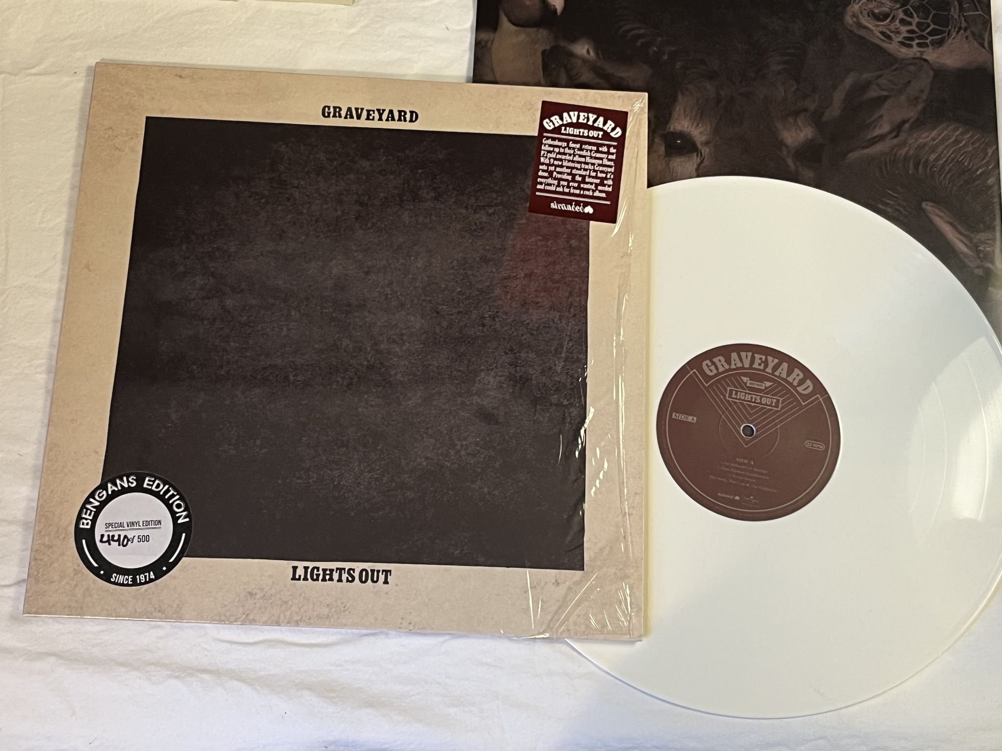 Omslagsbild för skivan GRAVEYARD Lights Out LP 2012 Swe Universal Music 060253716473