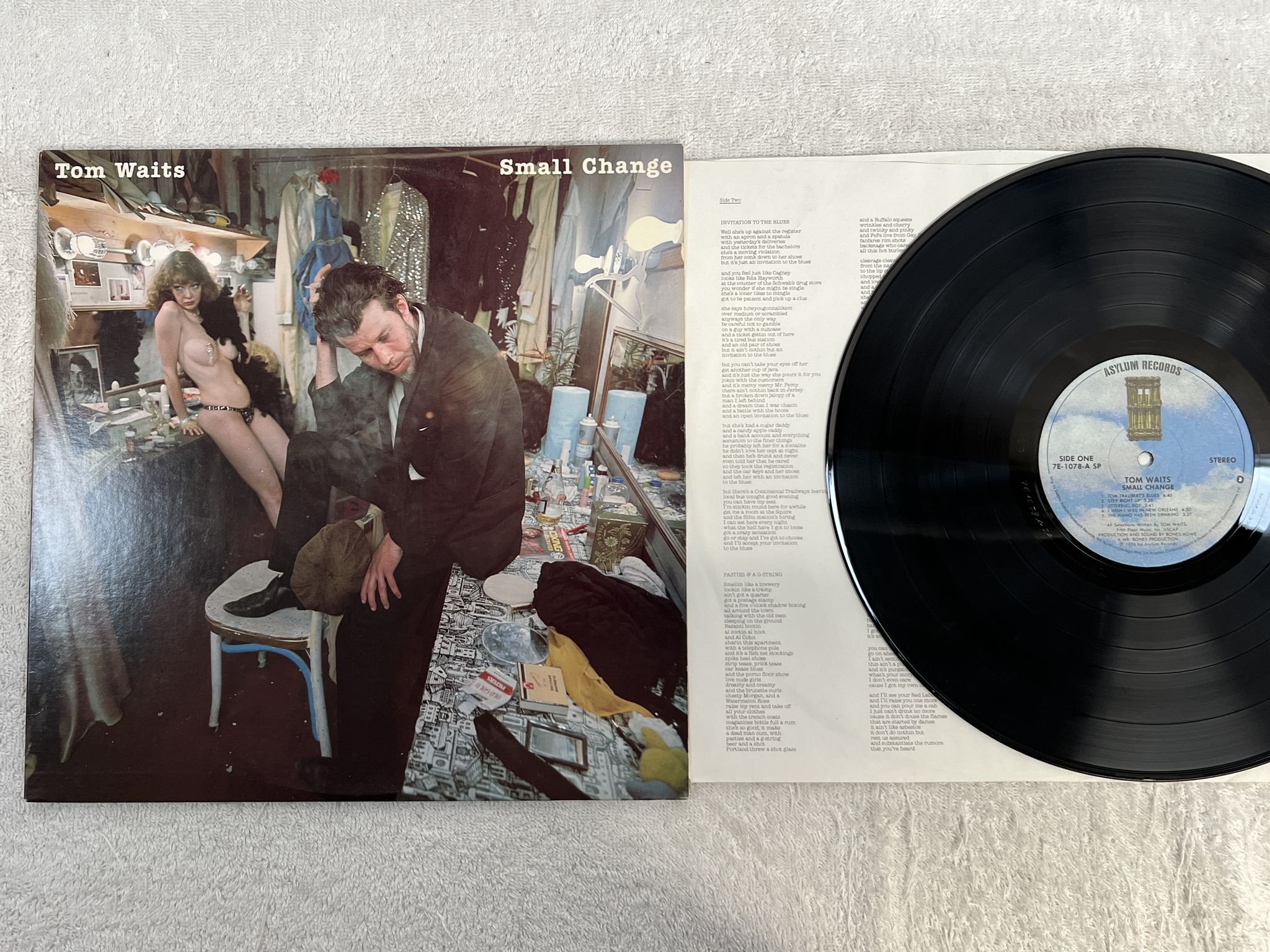 Omslagsbild för skivan TOM WAITS small change LP -76 US ASYLUM 7E 1078 SP
