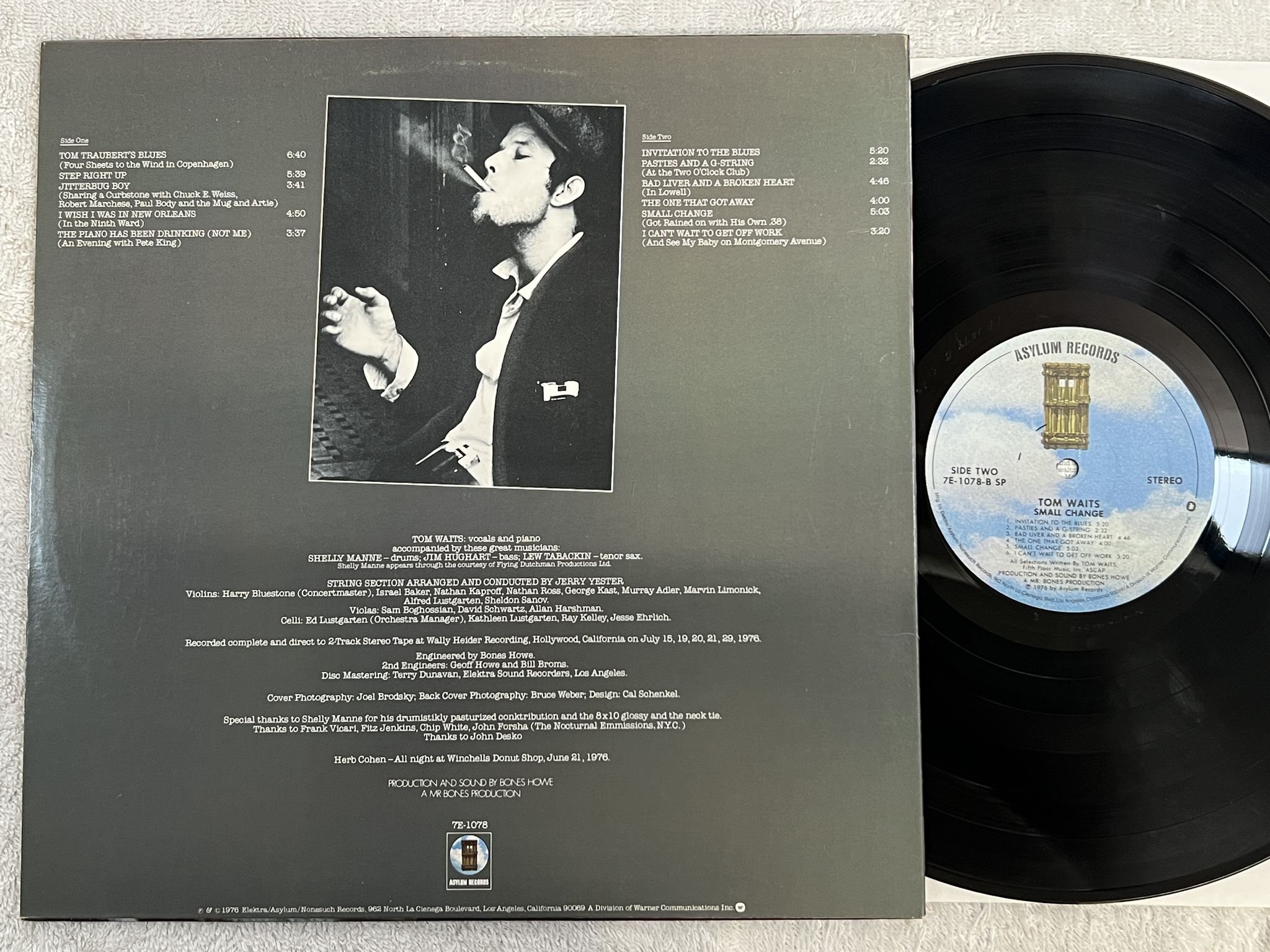 Omslagsbild för skivan TOM WAITS small change LP -76 US ASYLUM 7E 1078 SP
