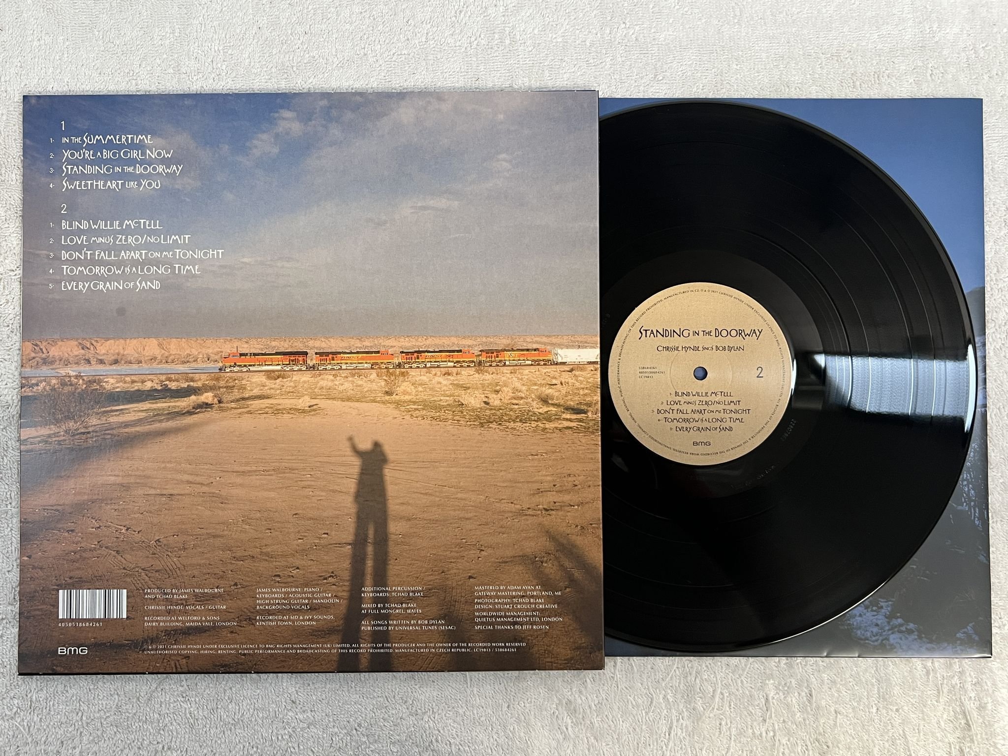 Omslagsbild för skivan CHRISSIE HYNDE Standing In The Doorway LP 2021 BMG 538684261