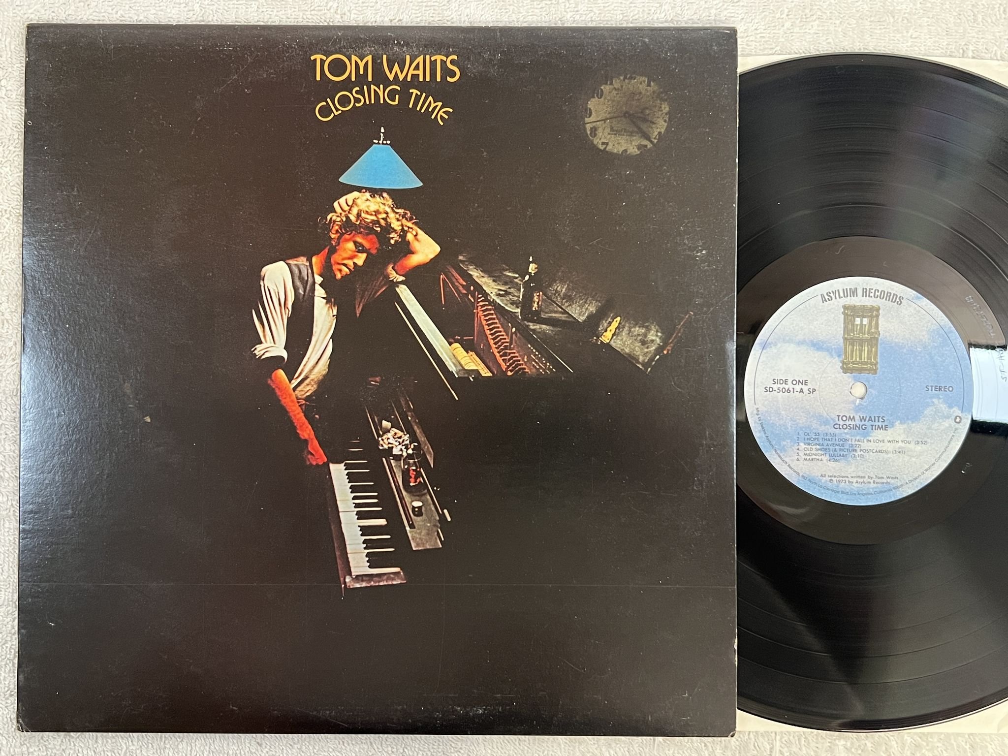 Omslagsbild för skivan TOM WAITS closing time LP 73 US ASYLUM SD 5061 SP
