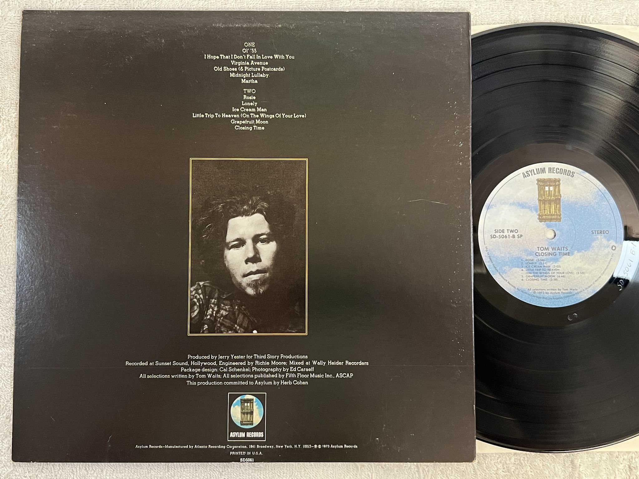 Omslagsbild för skivan TOM WAITS closing time LP 73 US ASYLUM SD 5061 SP