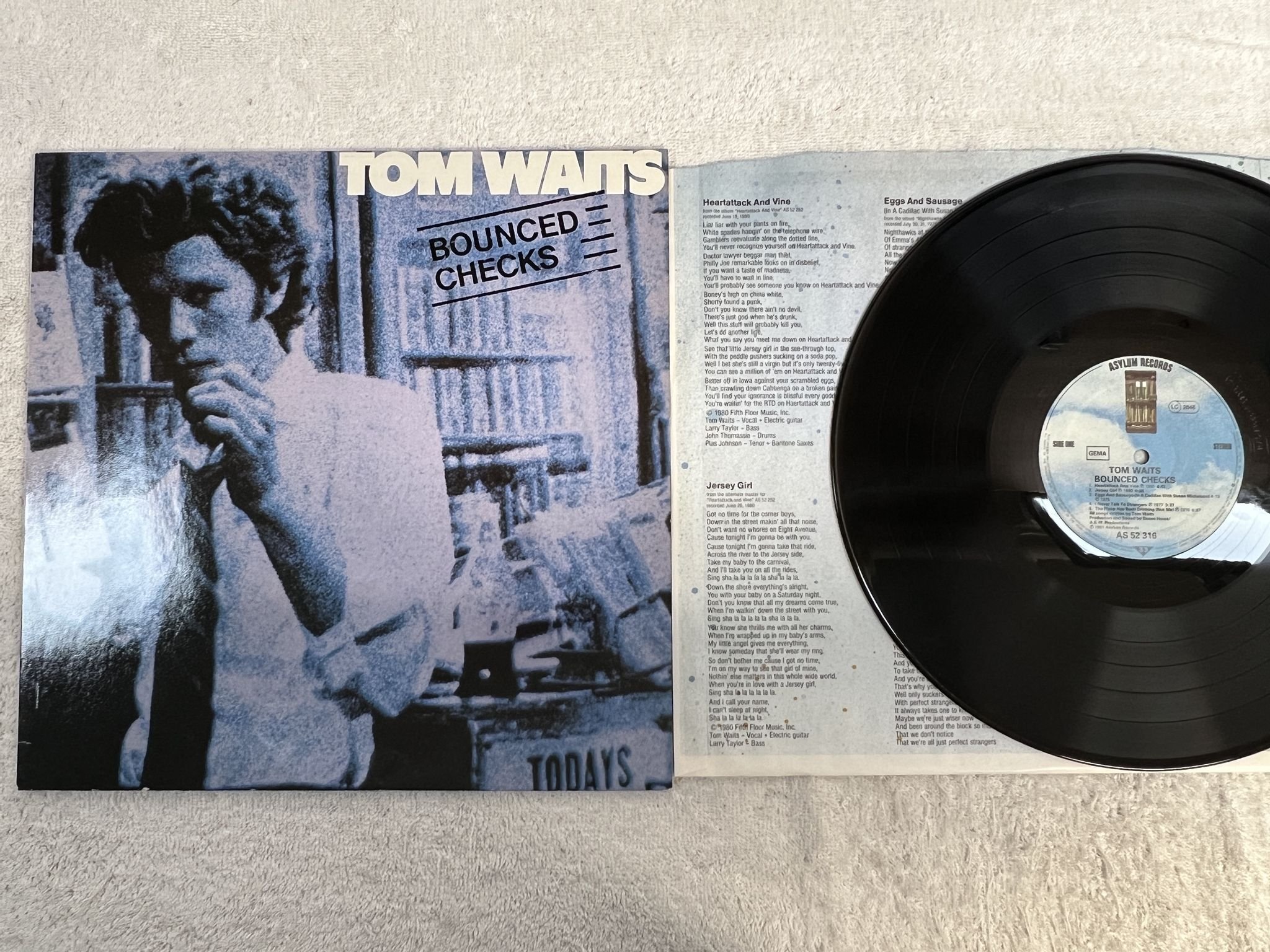 Omslagsbild för skivan TOM WAITS bounced checks LP -81 Ger ASYLUM AS 52316