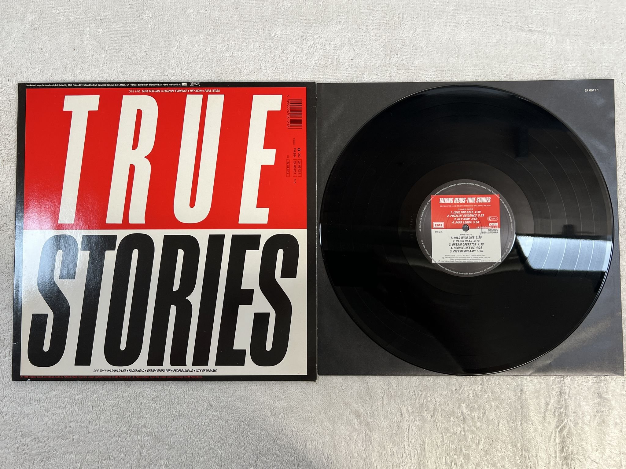 Omslagsbild för skivan TALKING HEADS true stories LP -86 Hol EMI 1A 062-2406121