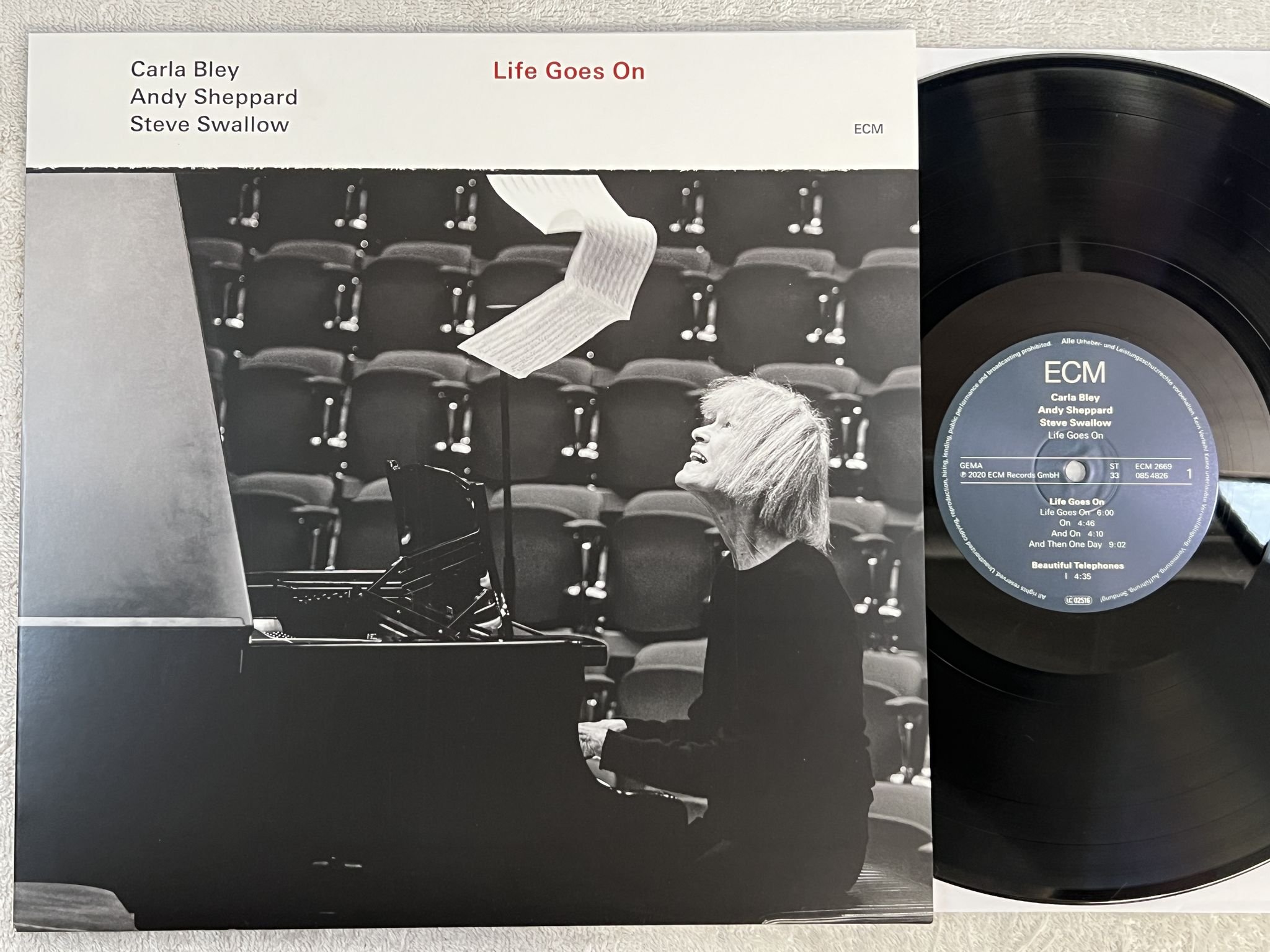 Omslagsbild för skivan Carla Bley / Andy Sheppard / Steve Swallow – Life Goes On LP 2020 ECM 2669