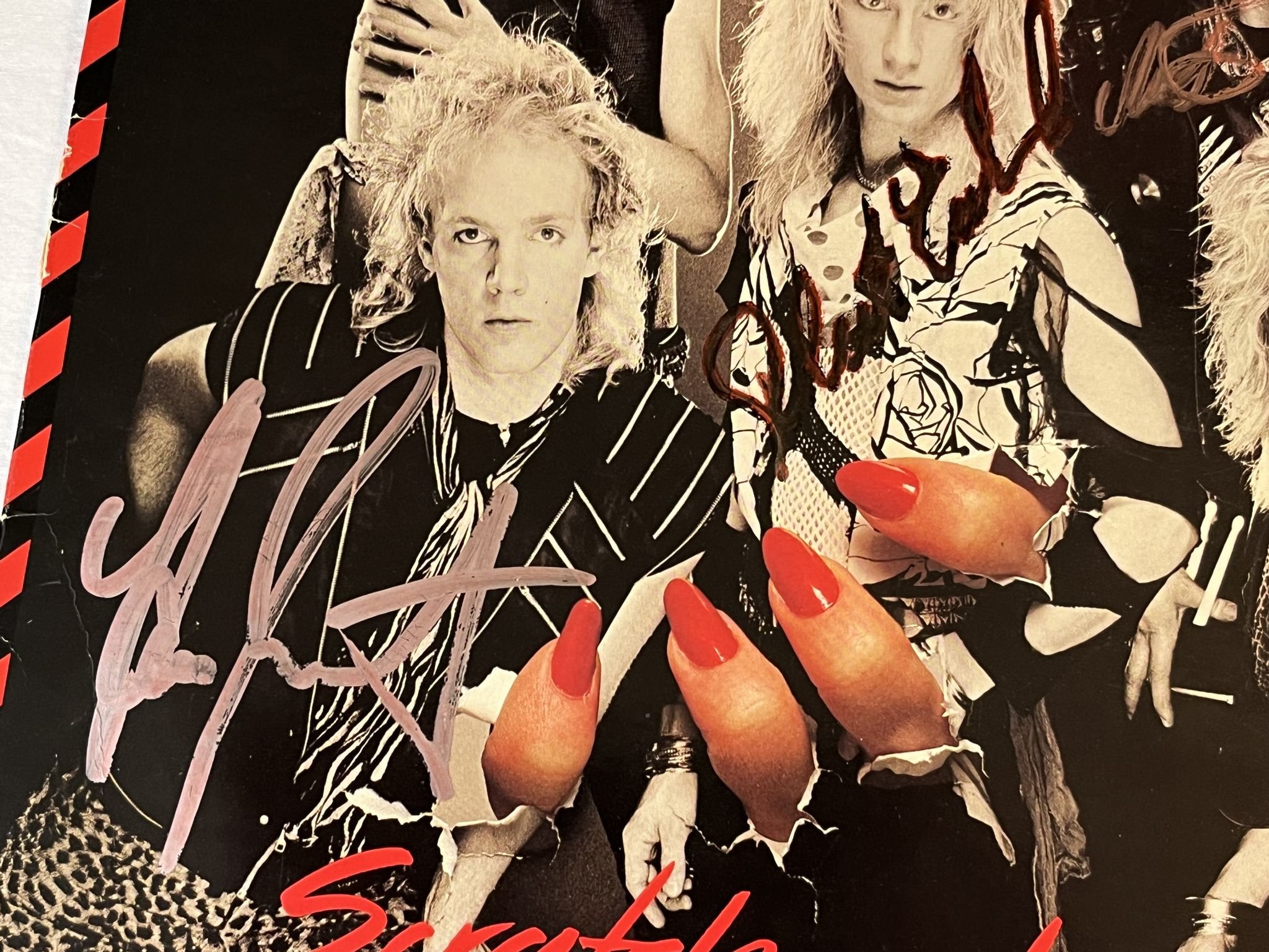 Omslagsbild för skivan TREAT scratch and bite LP -85 MERCURY 824353-1 ** SIGNED COVER **