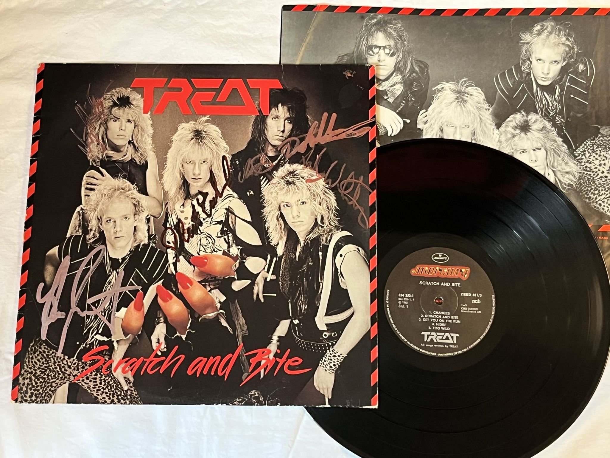 Omslagsbild för skivan TREAT scratch and bite LP -85 MERCURY 824353-1 ** SIGNED COVER **