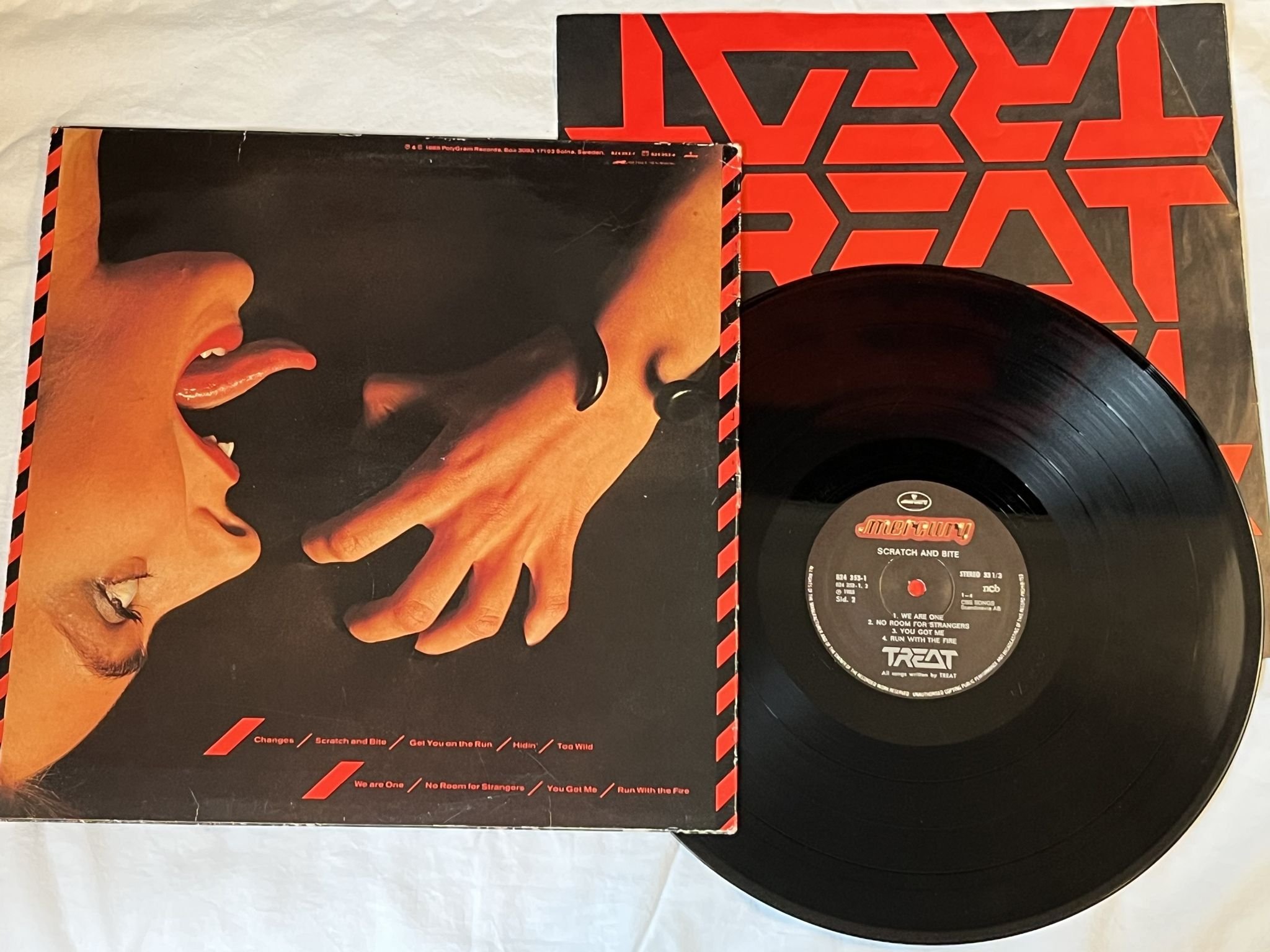 Omslagsbild för skivan TREAT scratch and bite LP -85 MERCURY 824353-1 ** SIGNED COVER **