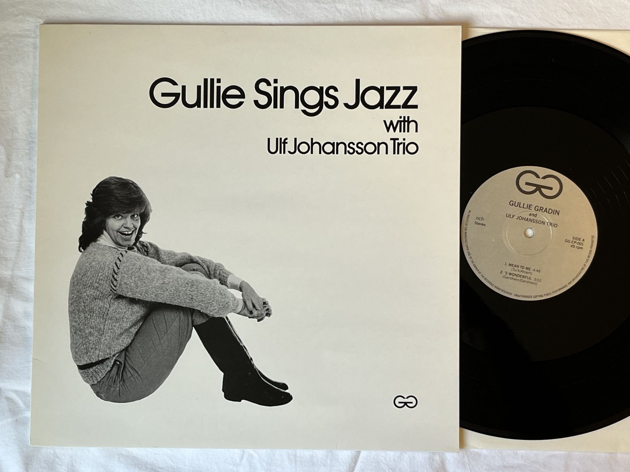 Omslagsbild för skivan GULLIE GRADIN & ULF JOHANSSON TRIO Gullie Sings LP -83 ggep-001 PRIVATE PRESS