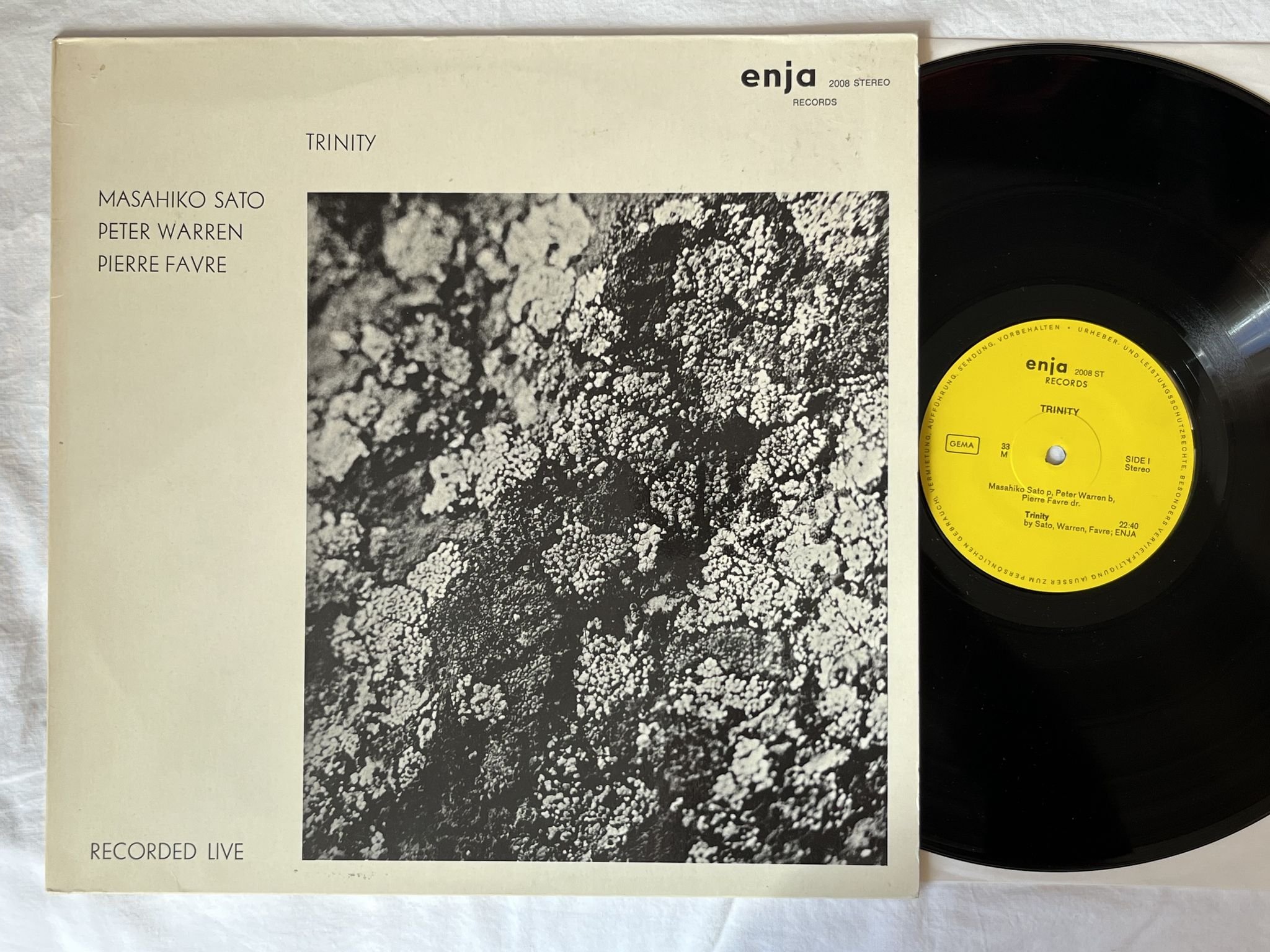 Omslagsbild för skivan Masahiko Sato, Peter Warren, Pierre Favre – Trinity LP -71 Ger enja 2008 ST