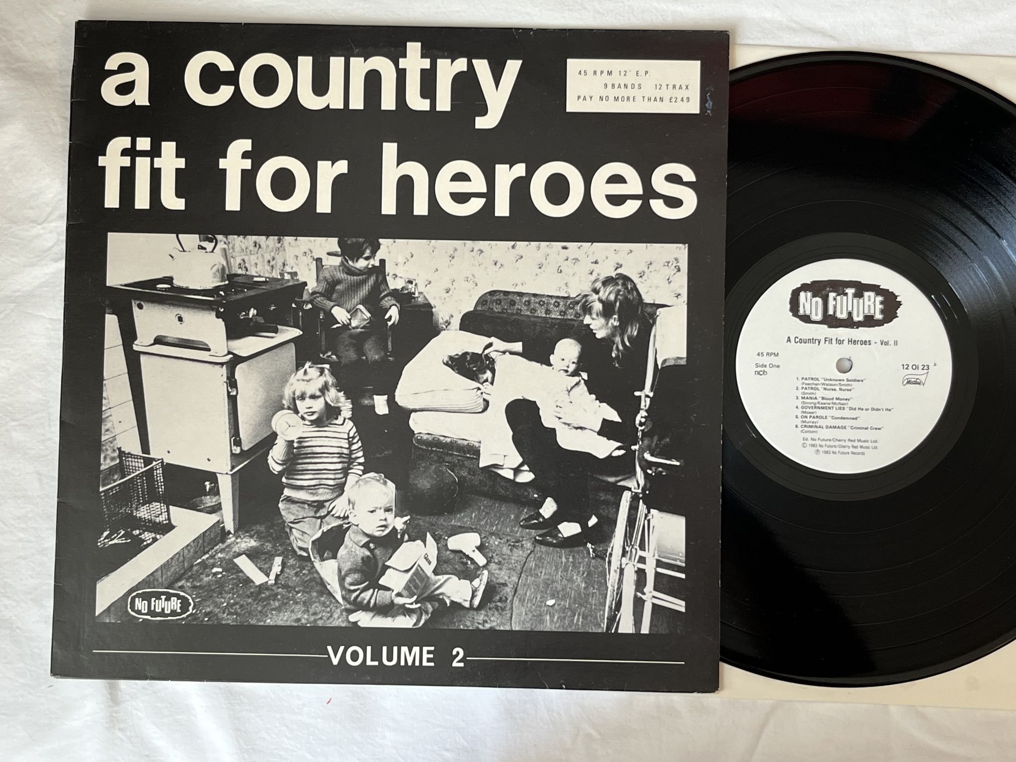 Omslagsbild för skivan V/A A Country Fit For Heroes (Volume 2) LP -83 ncb MISTLUR 12 Oi 23
