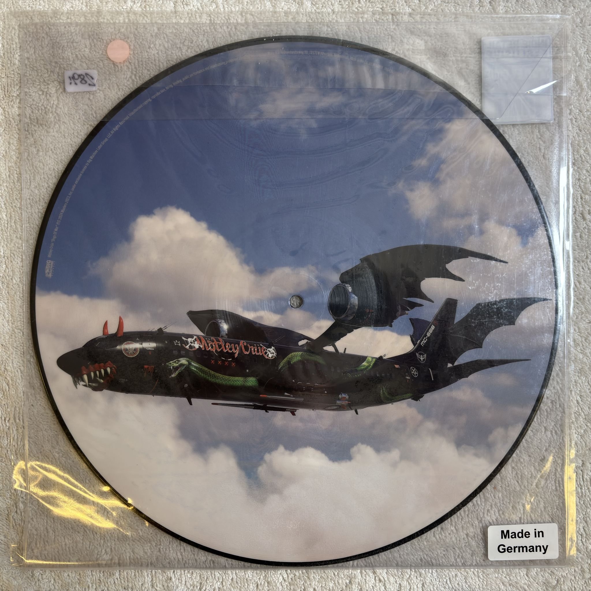 Omslagsbild för skivan MÖTLEY CRÜE Dogs Of War LP- 2024 Big Machine Records 00843930107650