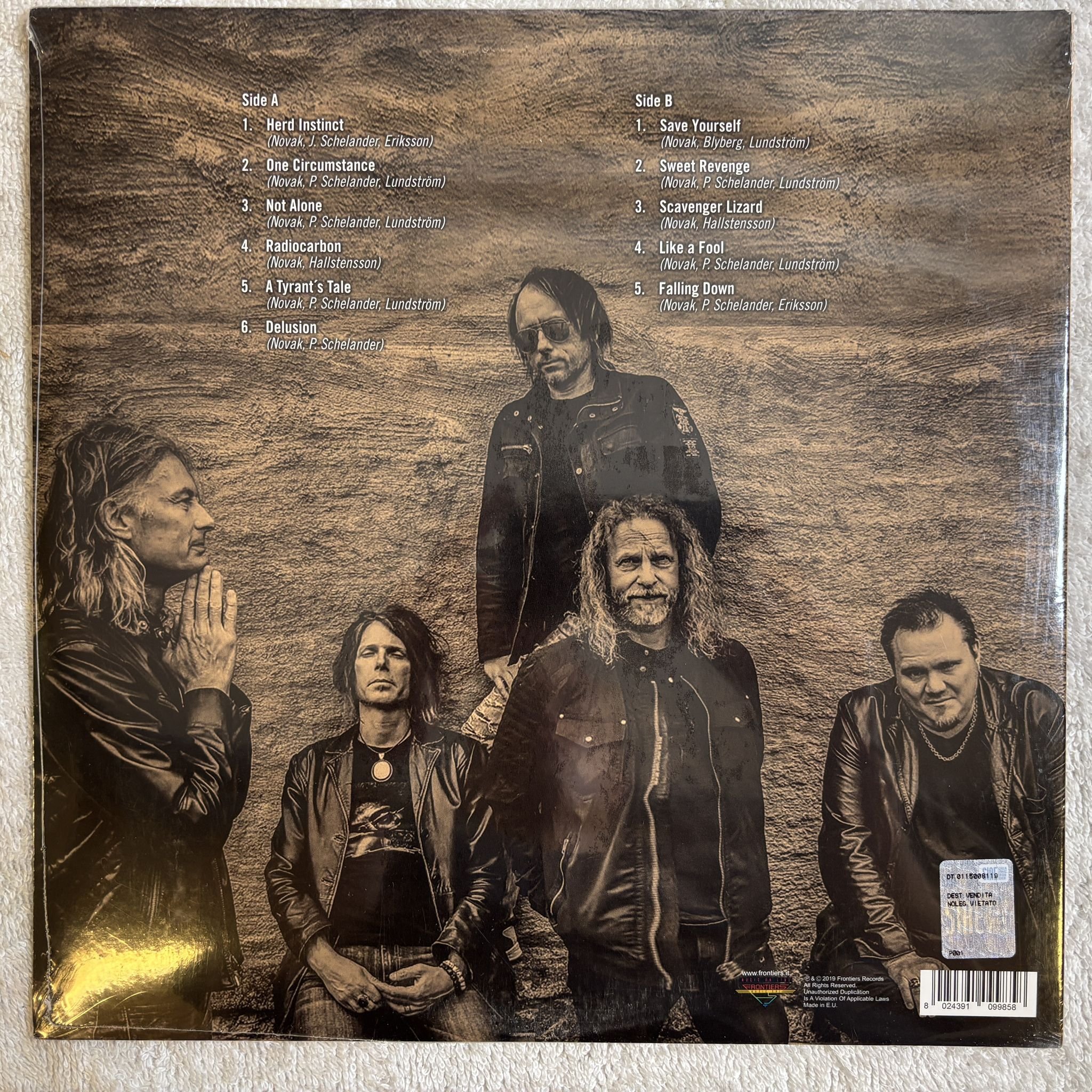 Omslagsbild för skivan HOUSE OF SHAKIRA Radiocarbon LP- 2019 Frontiers Music SRL – FR LP 998