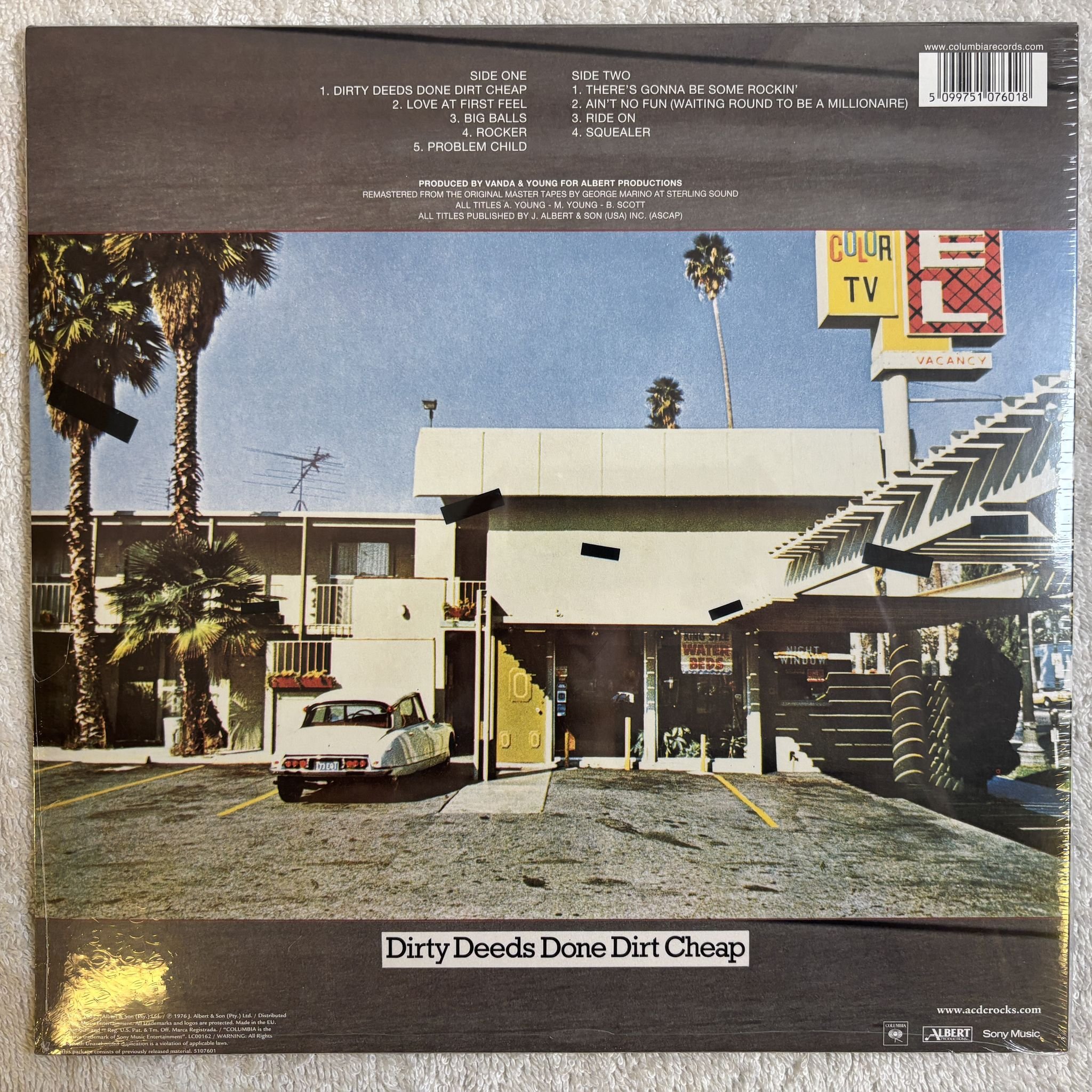 Omslagsbild för skivan AC/DC Dirty Deeds Done Dirt Cheap LP -2009 Columbia – 5107601