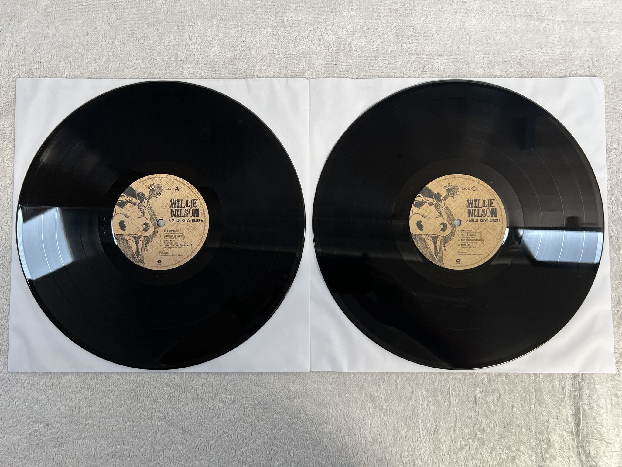 Omslagsbild för skivan WILLIE NELSON Milk Cow Blues 2xLP 2023 ISLAND 00602455631473