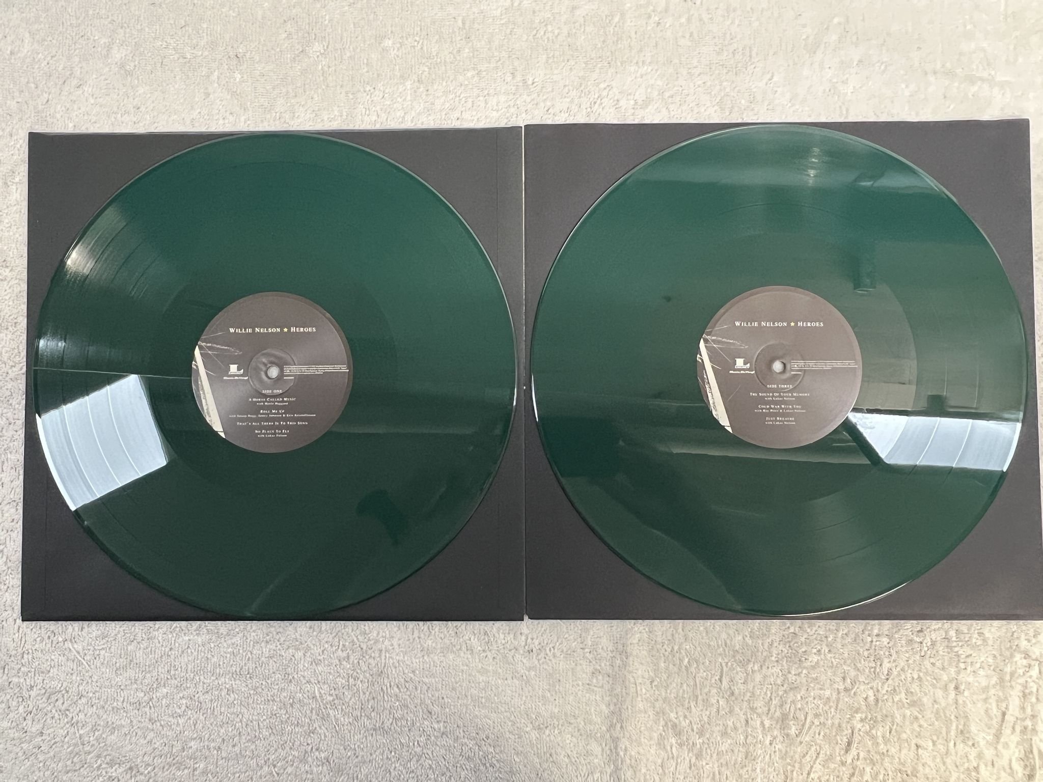 Omslagsbild för skivan WILLIE NELSON Heroes 2xLP 2021 MUSIC ON VINYL MOVLP549