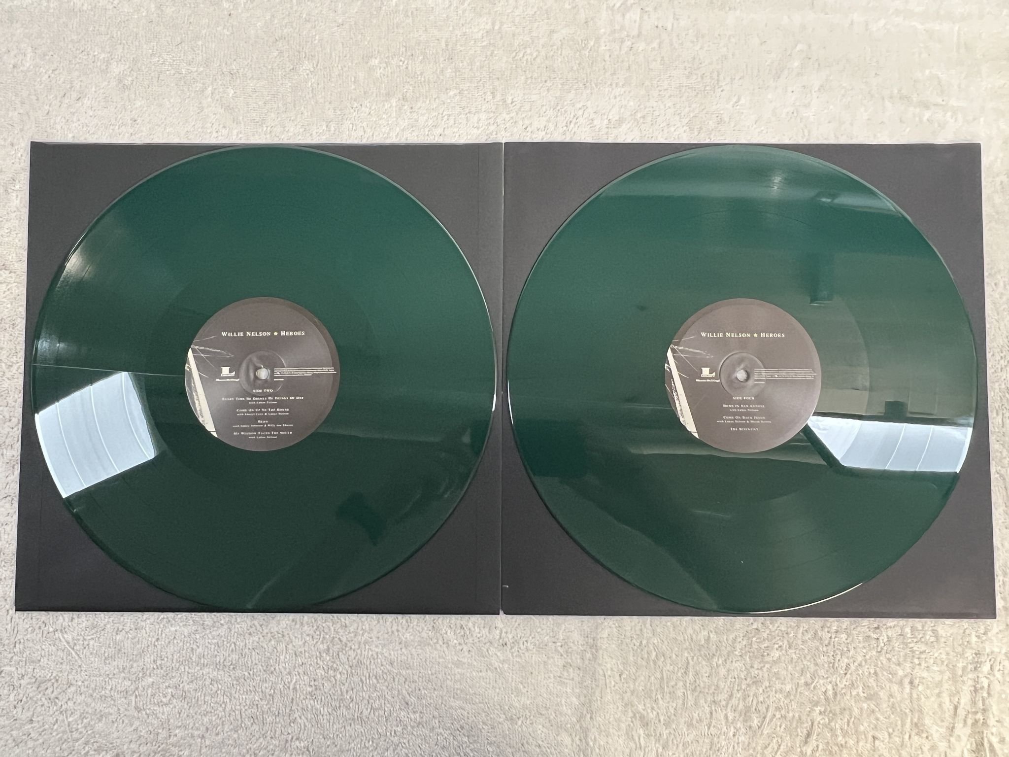 Omslagsbild för skivan WILLIE NELSON Heroes 2xLP 2021 MUSIC ON VINYL MOVLP549