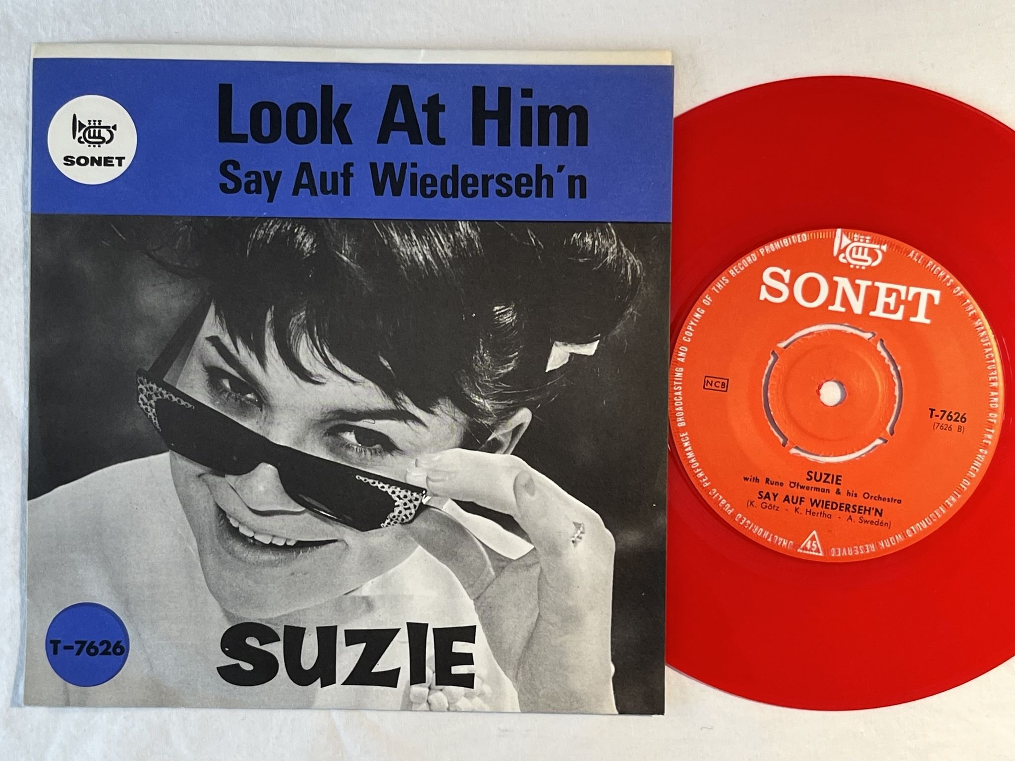 Omslagsbild för skivan SUZIE Look At Him 7" -65 Swe SONET T-7626 *** RED VINYL ***