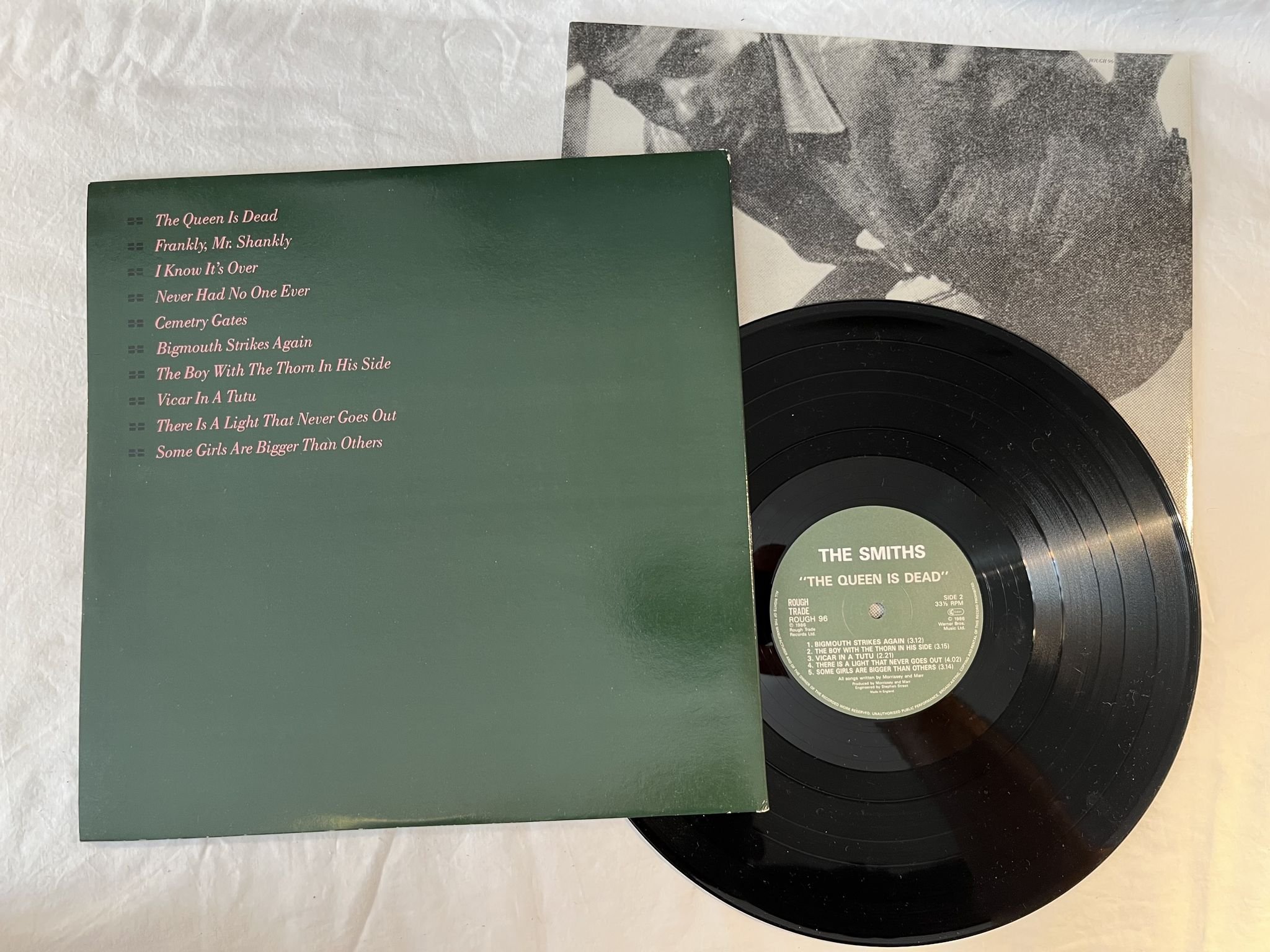 Omslagsbild för skivan THE SMITHS the queen is dead LP -86 UK ROUGH TRADE ROUGH 96 ** MPO PRESSING **