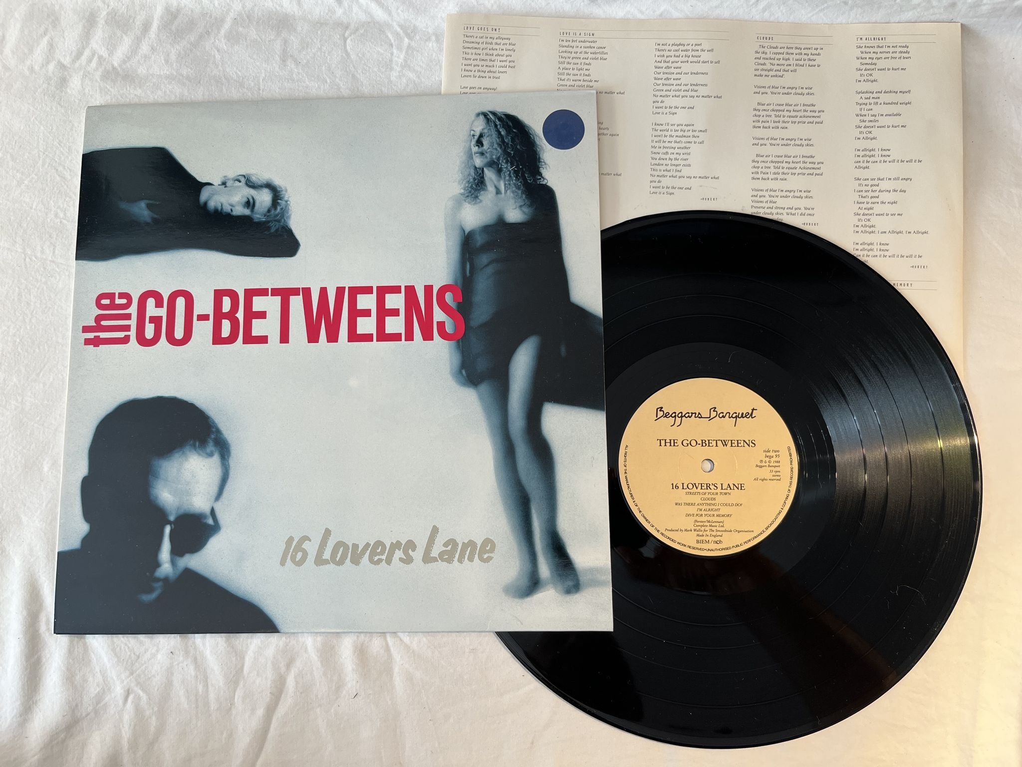 Omslagsbild för skivan THE GO-BETWEENS 16 lovers lane LP -88 UK BEGGARS BANQUET BEGA 95
