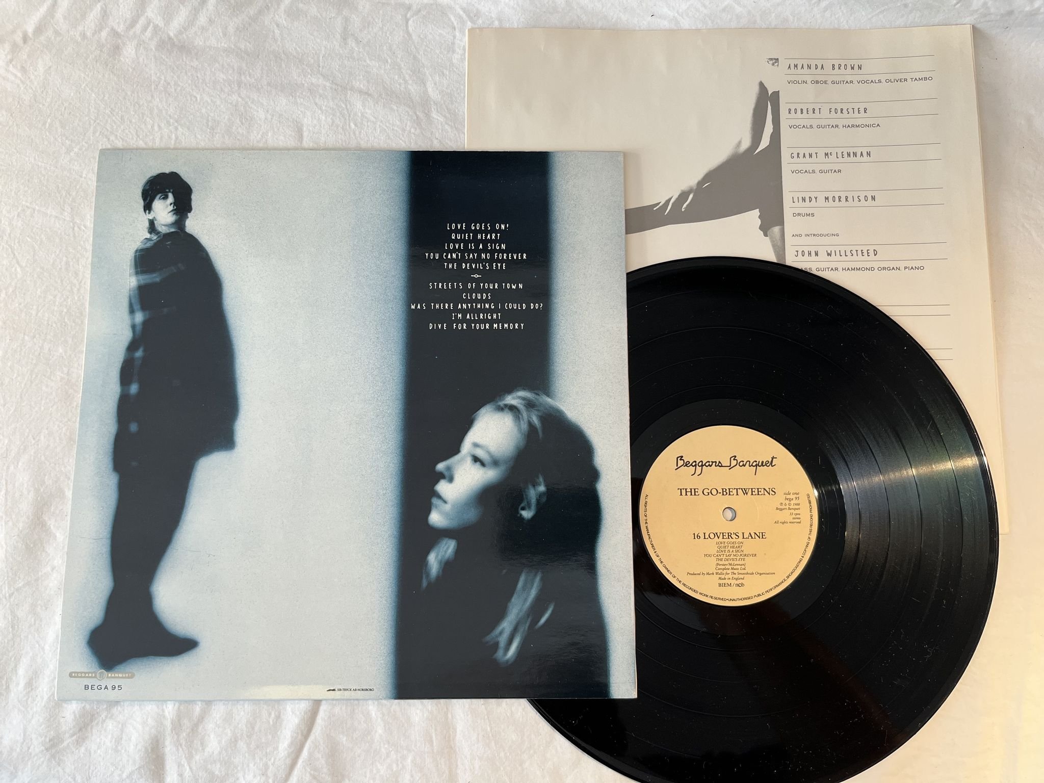 Omslagsbild för skivan THE GO-BETWEENS 16 lovers lane LP -88 UK BEGGARS BANQUET BEGA 95