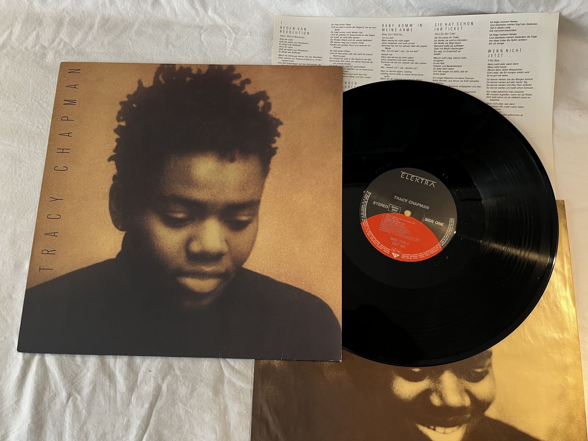 Omslagsbild för skivan TRACY CHAPMAN s/t LP -88 Ger ELEKTRA 960774-1 ** CLASSIC 80s ALBUM ***