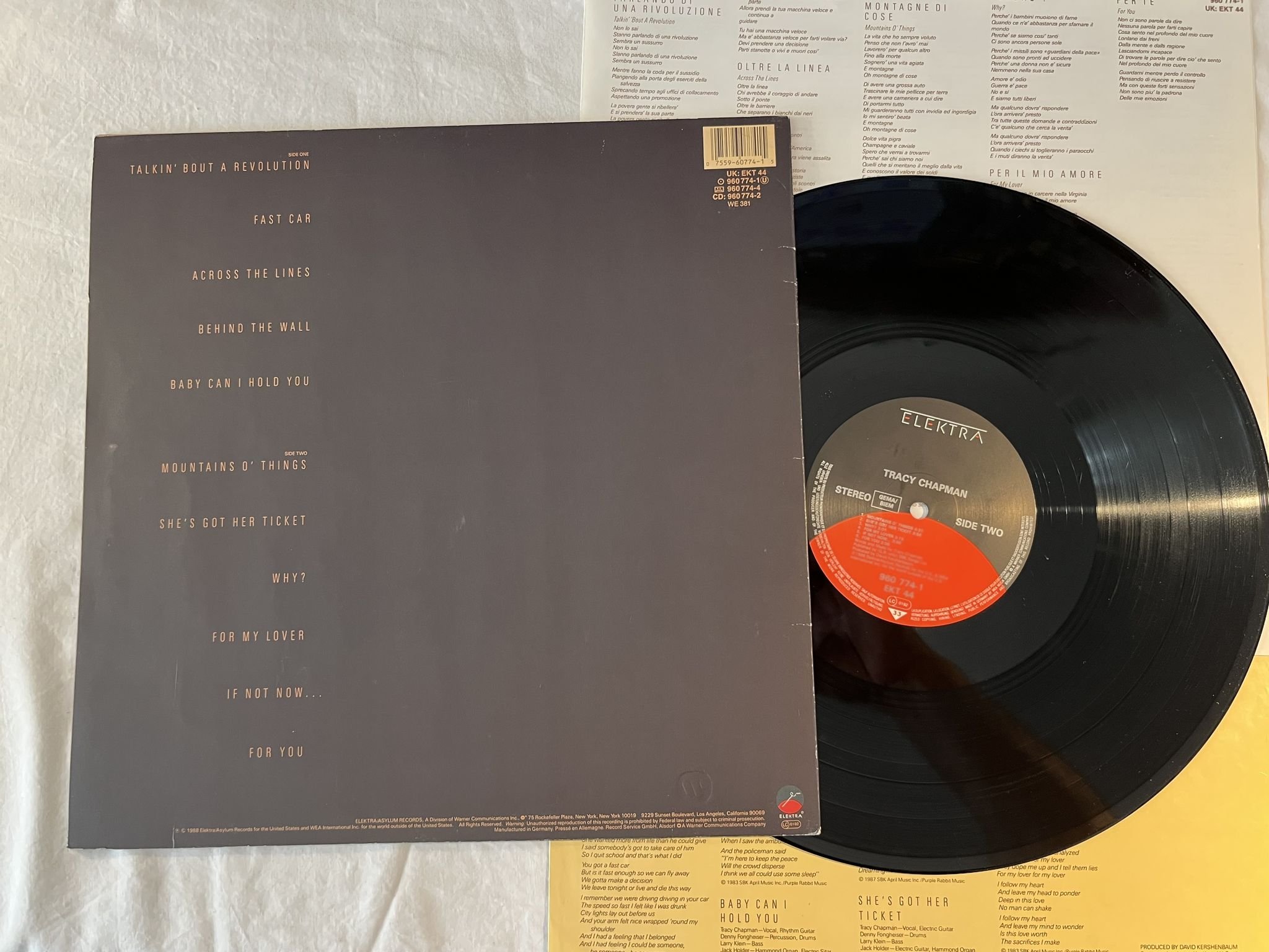 Omslagsbild för skivan TRACY CHAPMAN s/t LP -88 Ger ELEKTRA 960774-1 ** CLASSIC 80s ALBUM ***