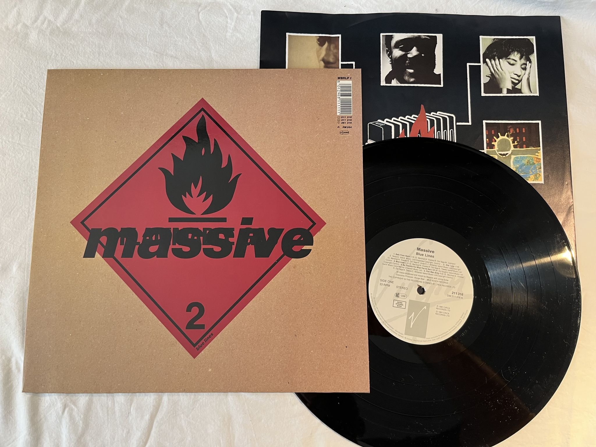Omslagsbild för skivan MASSIVE Blue Lines LP -91 eu VIRGIN 211316 *** UNFINISHED SYMPATHY ***