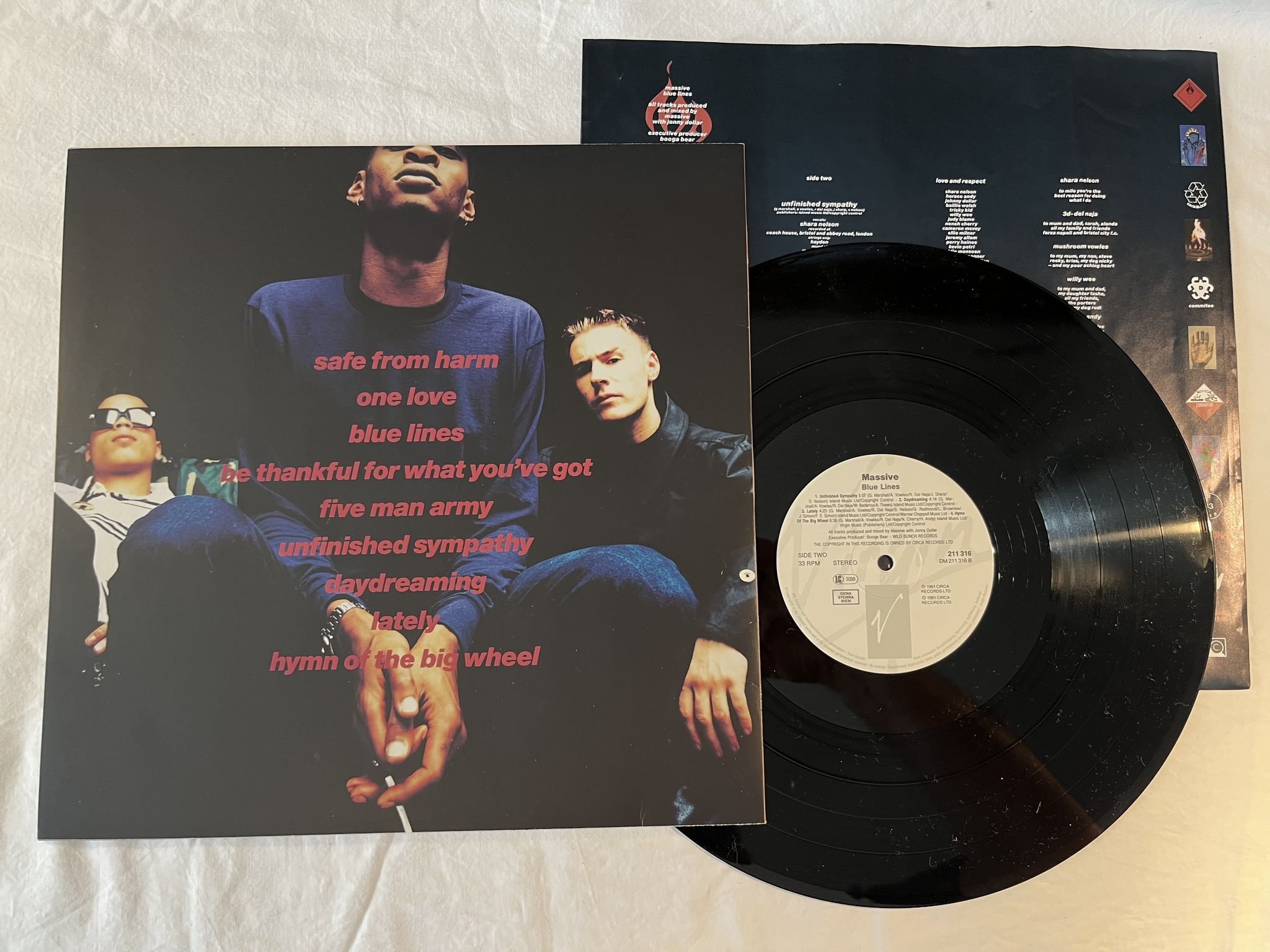 Omslagsbild för skivan MASSIVE Blue Lines LP -91 eu VIRGIN 211316 *** UNFINISHED SYMPATHY ***