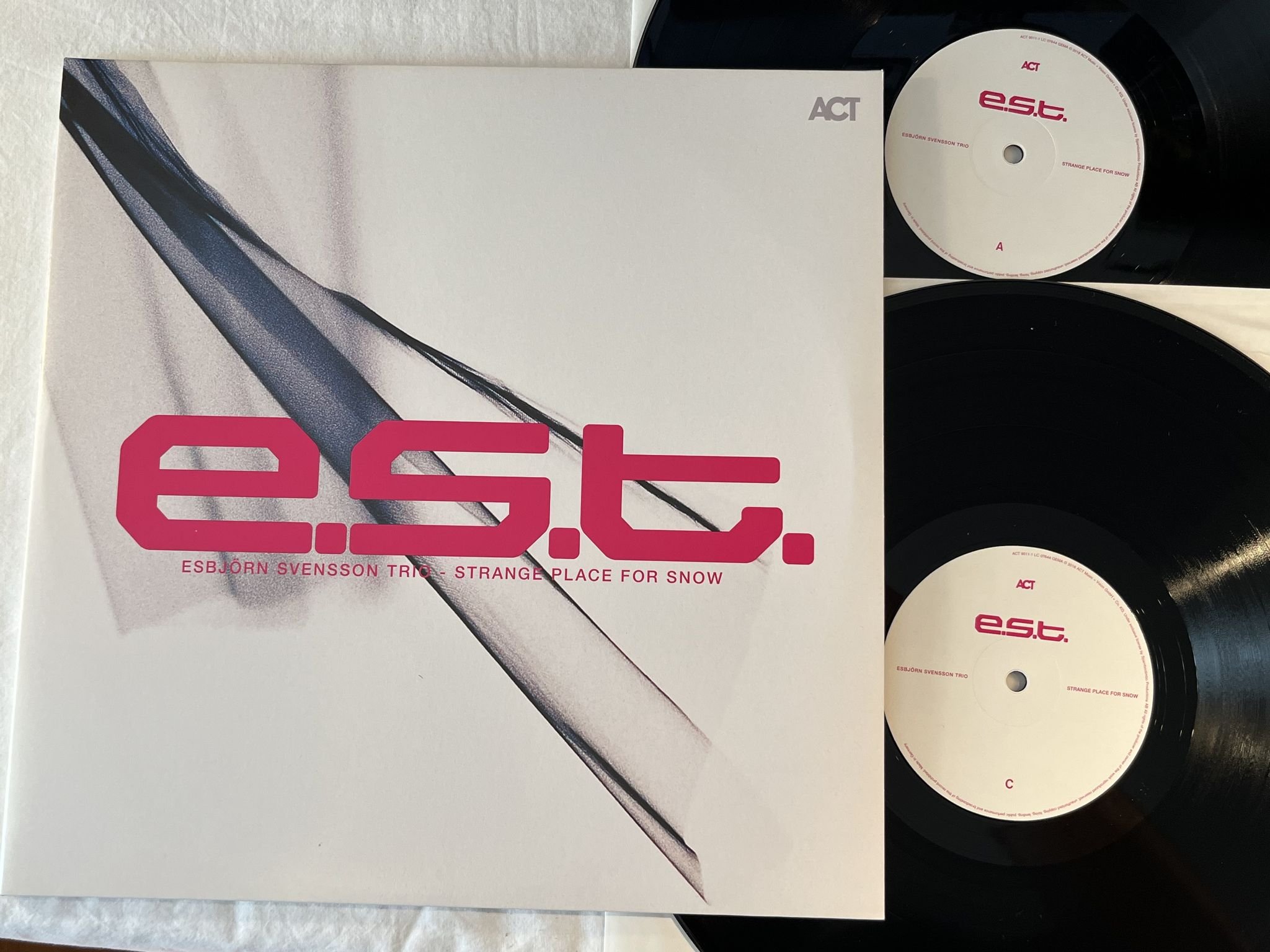 Omslagsbild för skivan ESBJÖRN SVENSSON TRIO Strange Place For Snow 2xLP 2018 Ger ACT 9011-1