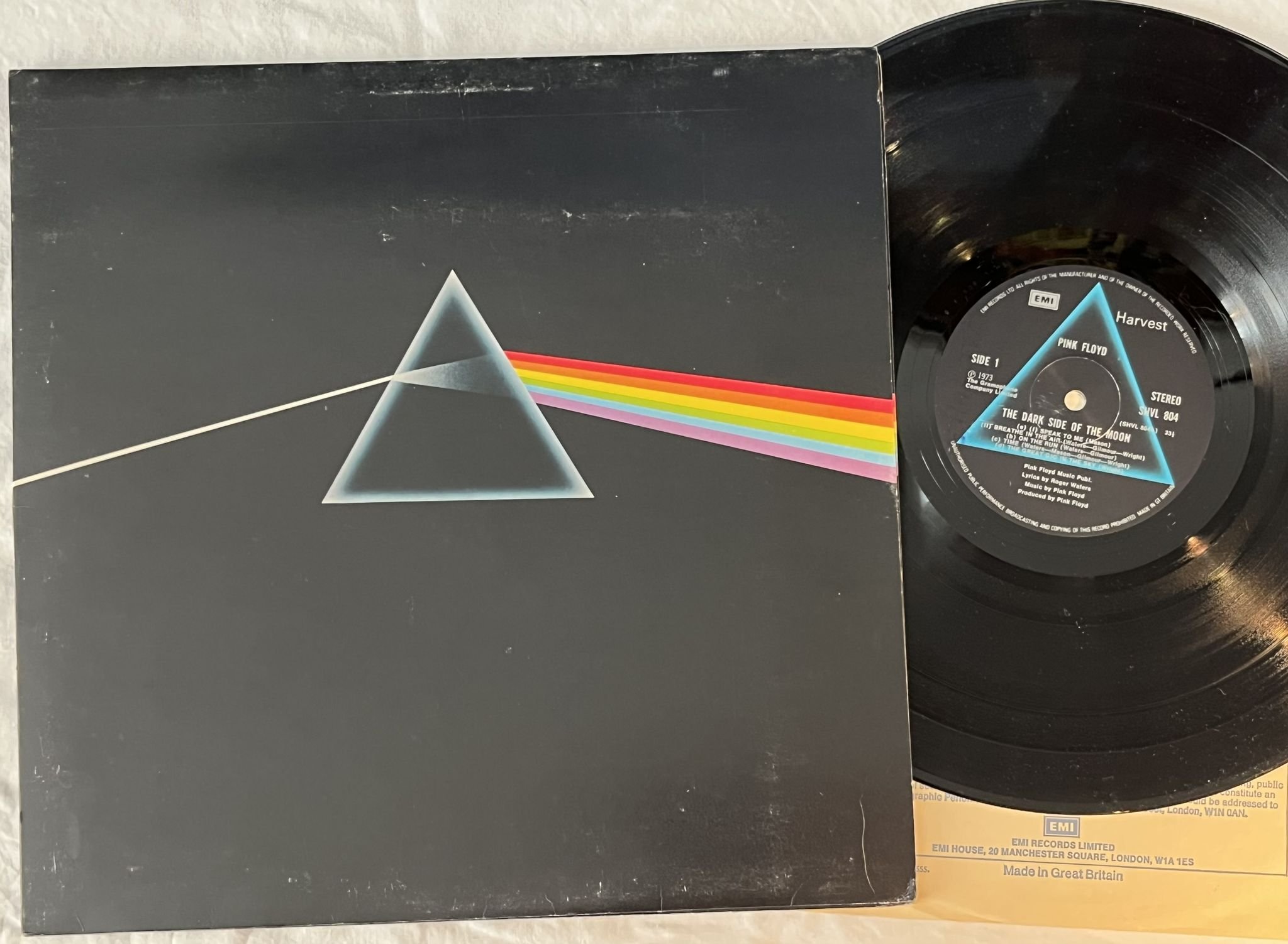 Omslagsbild för skivan PINK FLOYD the dark side of the moon LP UK EMI/HARVEST SHVL 804