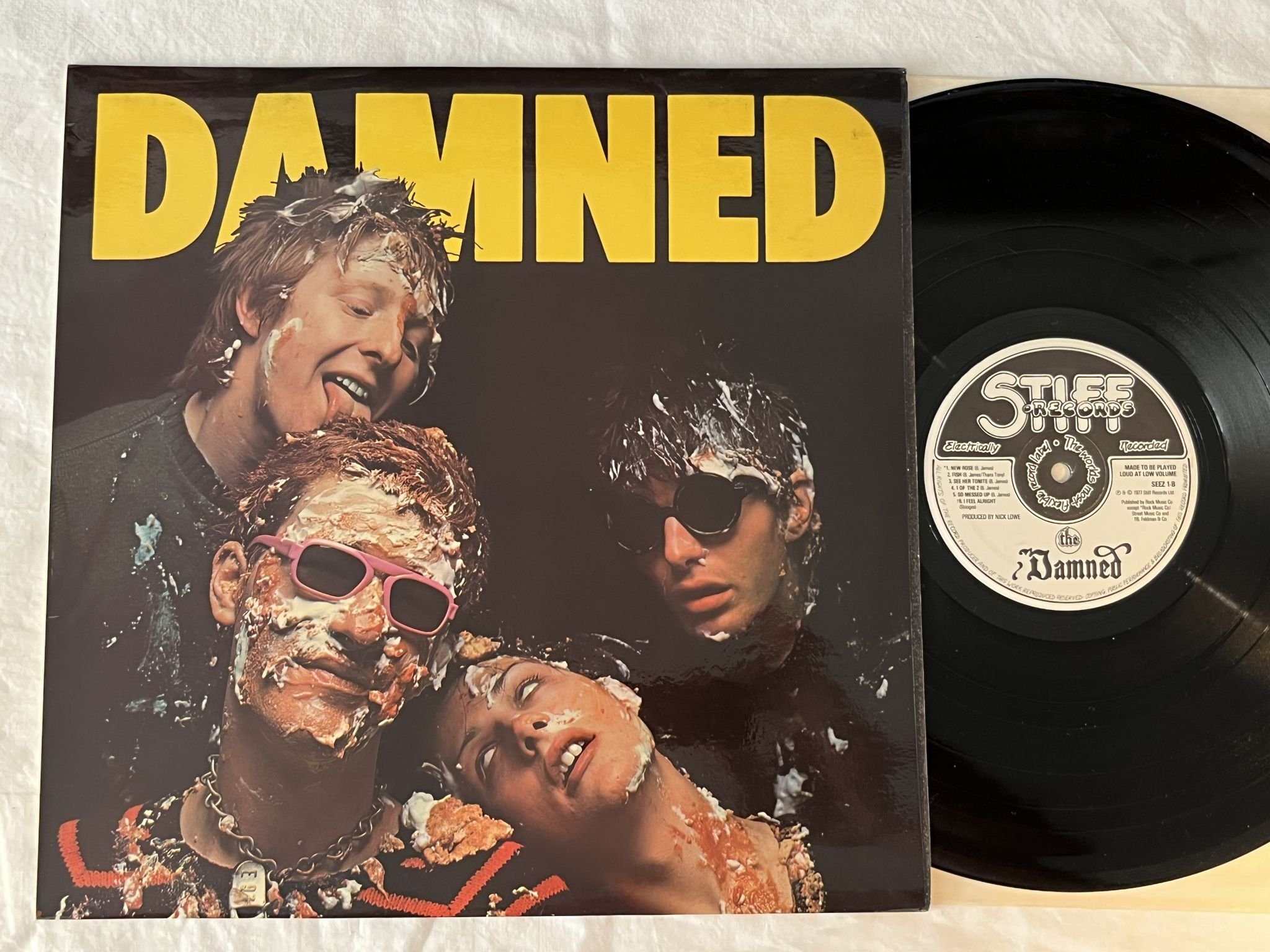 Omslagsbild för skivan THE DAMNED s/t LP -77 UK STIFF RECORDS SEEZ 1 *** PUNK ***