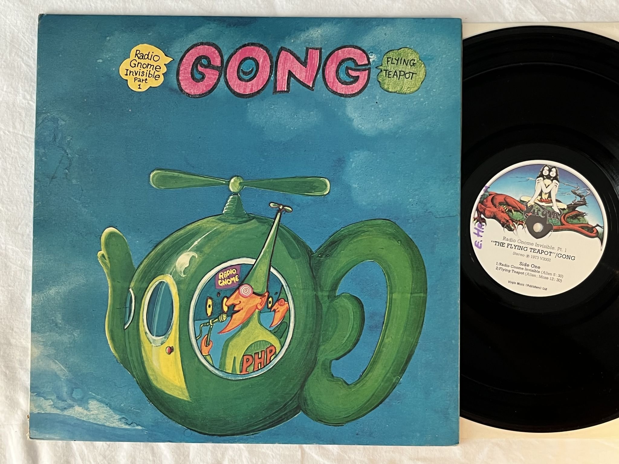 Omslagsbild för skivan GONG the flying teapot LP -73/74 UK VIRGIN V2002 *** space rock ***