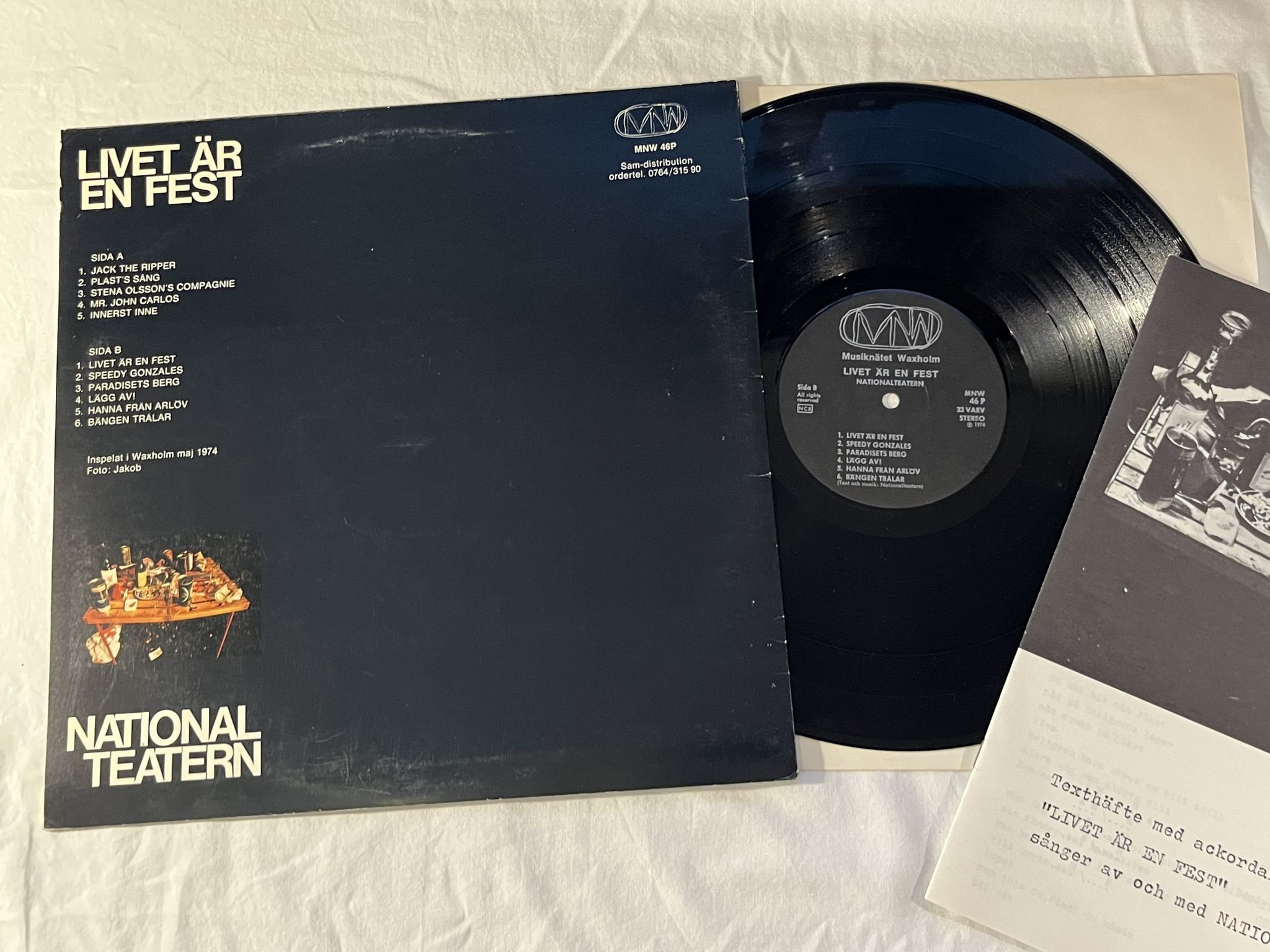 Omslagsbild för skivan NATIONALTEATERN livet är en fest LP -74 MNW 46P