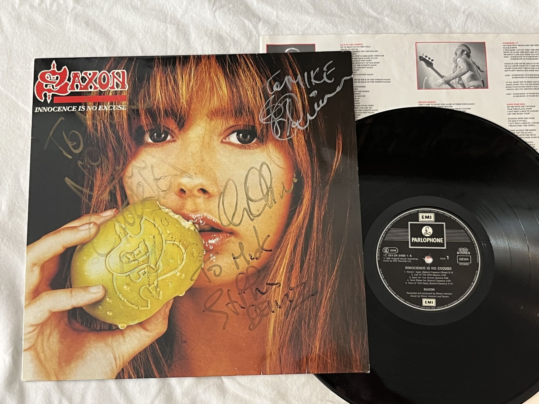 Omslagsbild för skivan SAXON innocence is no excuse LP -85 Ger PARLOPHONE *** Signed cover ***