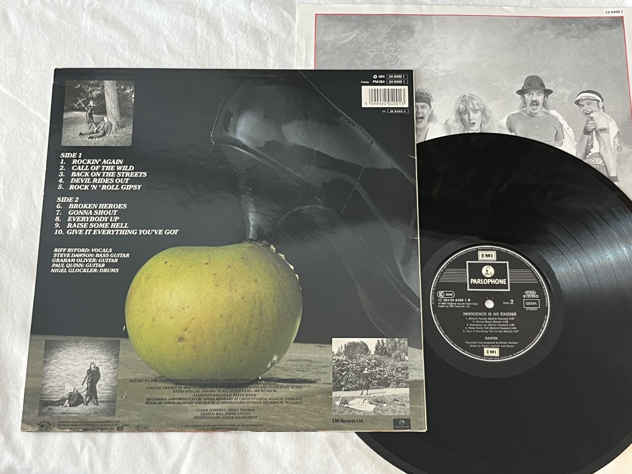 Omslagsbild för skivan SAXON innocence is no excuse LP -85 Ger PARLOPHONE *** Signed cover ***