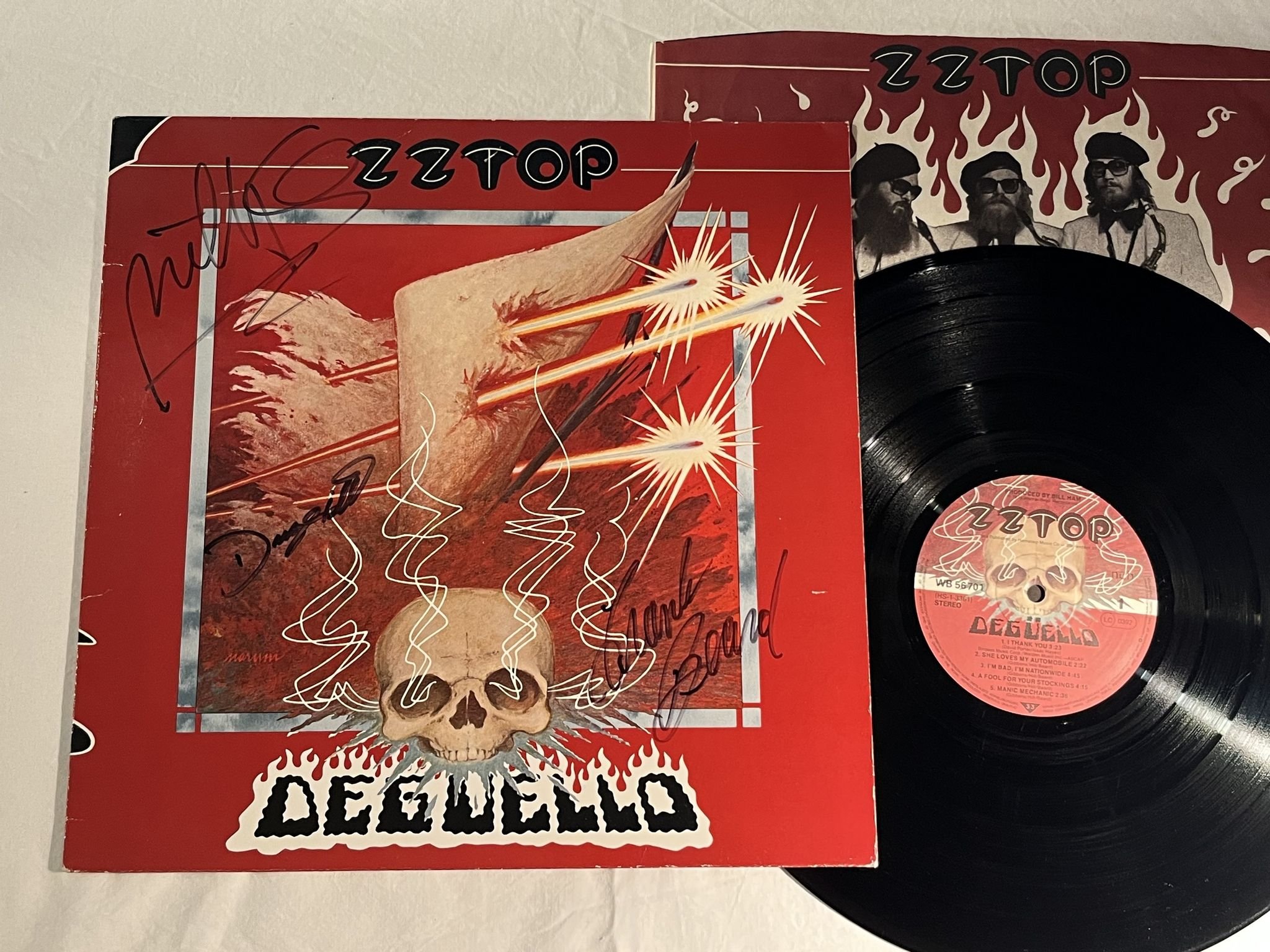 Omslagsbild för skivan ZZ TOP deguello LP -79 ncb WARNER WB 56701 *** SIGNED COVER ***