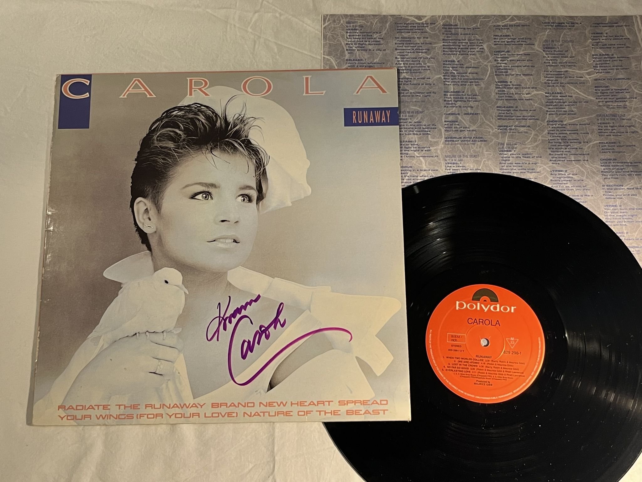 Omslagsbild för skivan CAROLA runaway LP -86 POLYDOR 829298-1 *** SIGNED BY CAROLA ***