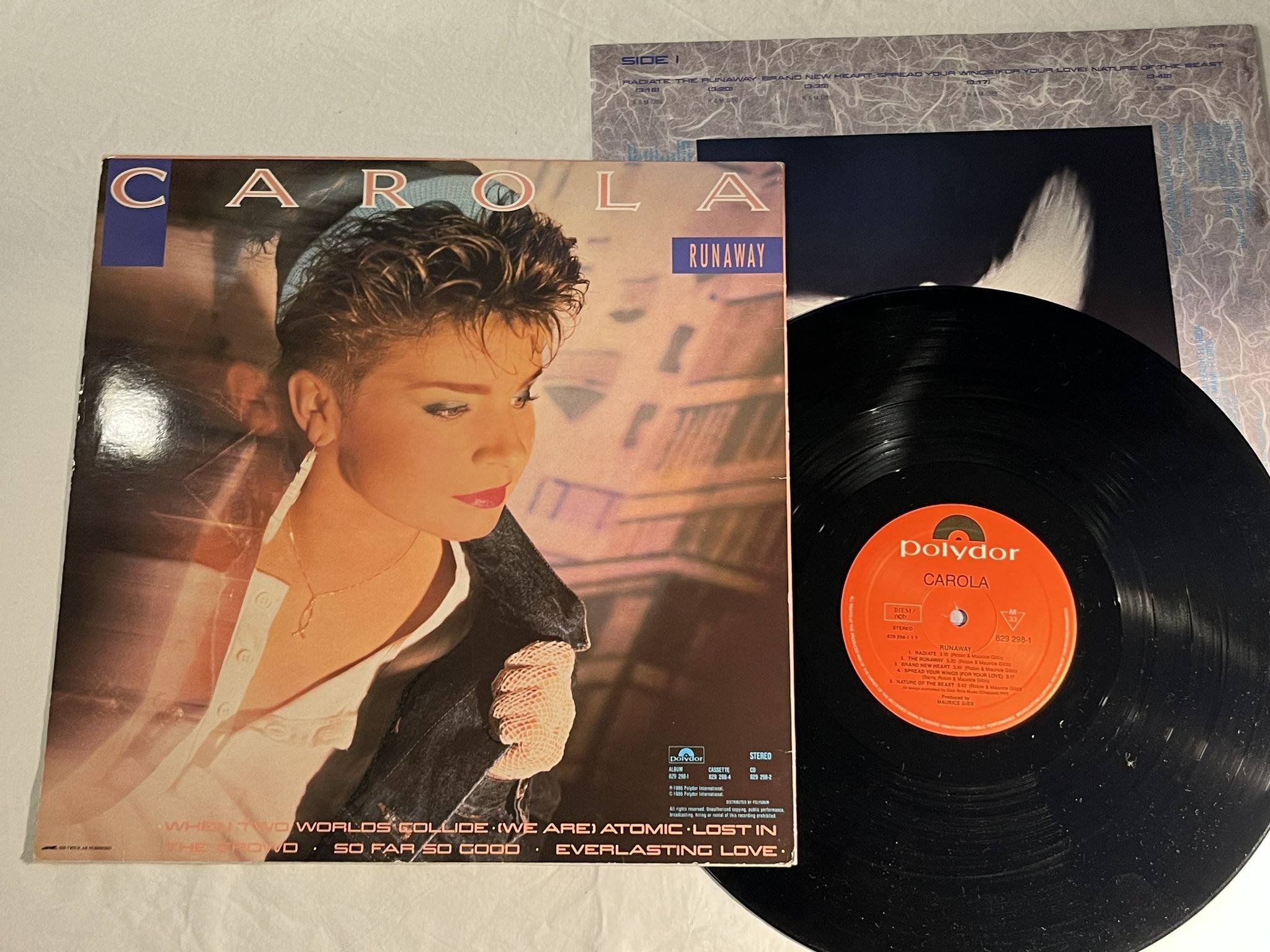 Omslagsbild för skivan CAROLA runaway LP -86 POLYDOR 829298-1 *** SIGNED BY CAROLA ***